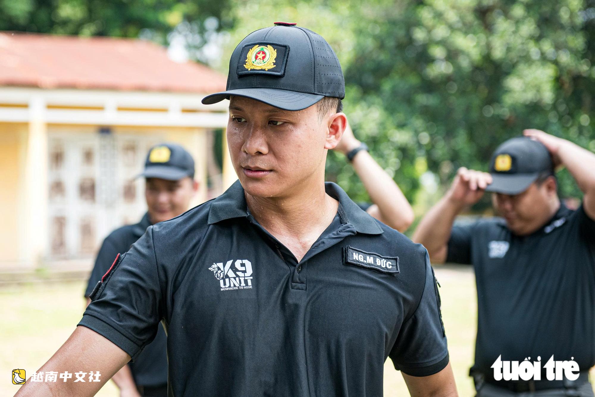 越南警衛司令部訓練警犬“出擊”打擊罪犯,“無聲”示意