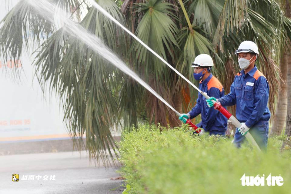 近距離觀看‘超級機器人車’在越南乂安省參與滅火
