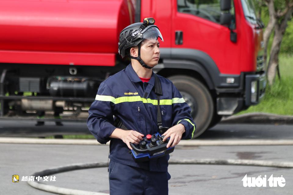近距離觀看‘超級機器人車’在越南乂安省參與滅火