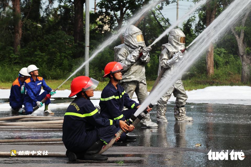 近距離觀看‘超級機器人車’在越南乂安省參與滅火