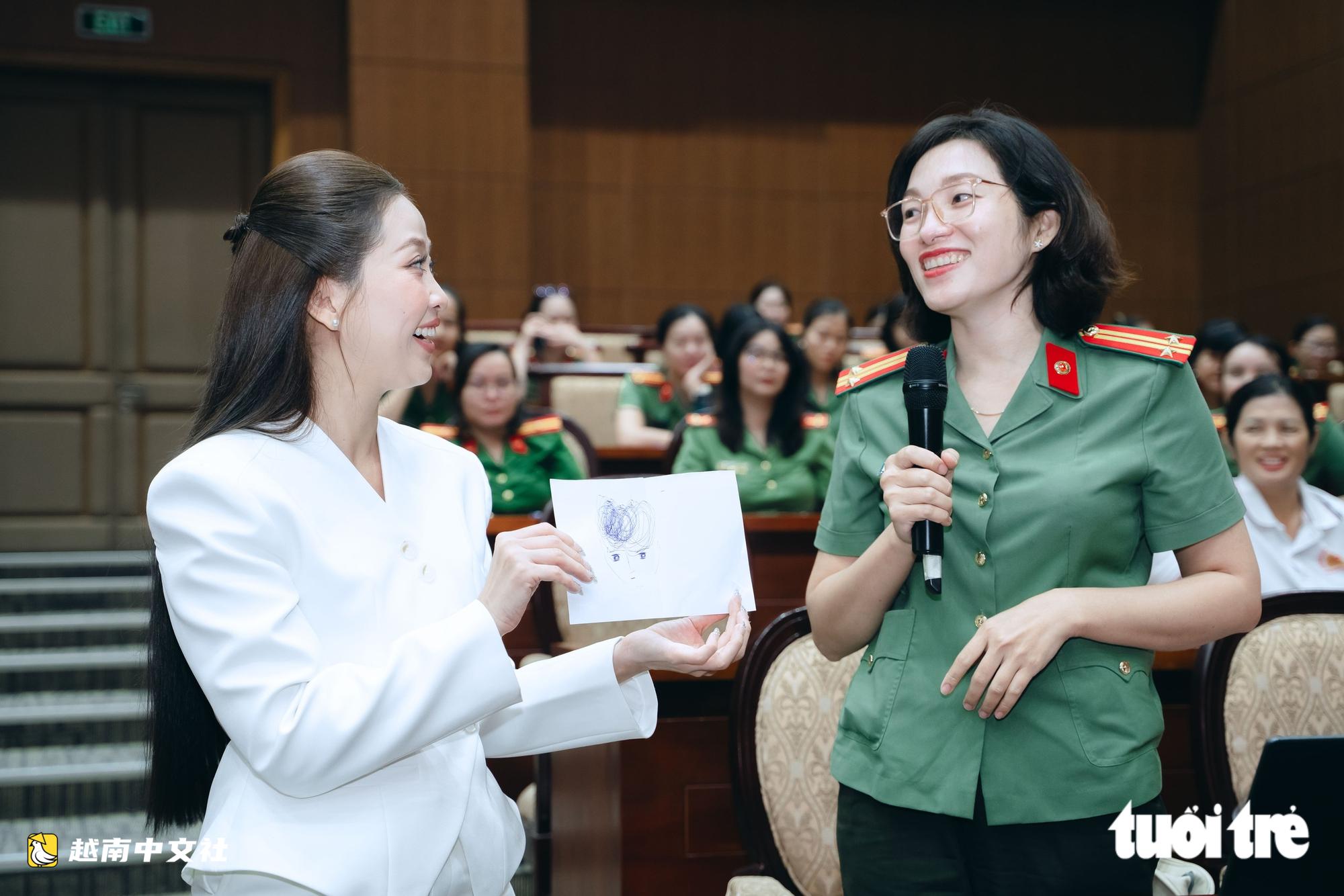 越南公安女幹警學習將工作留在門外,把安寧帶回家