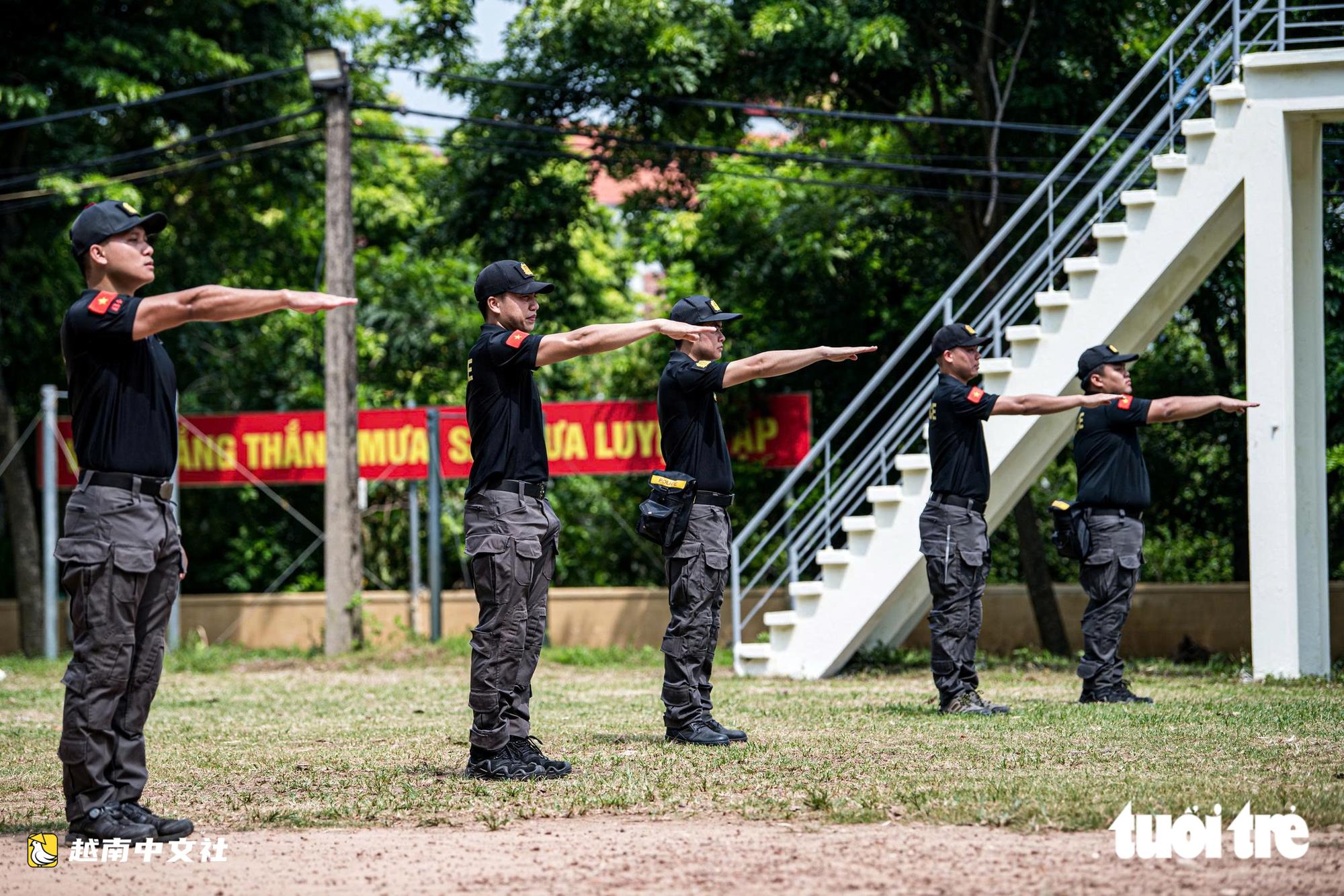 越南警衛司令部訓練警犬“出擊”打擊罪犯,“無聲”示意