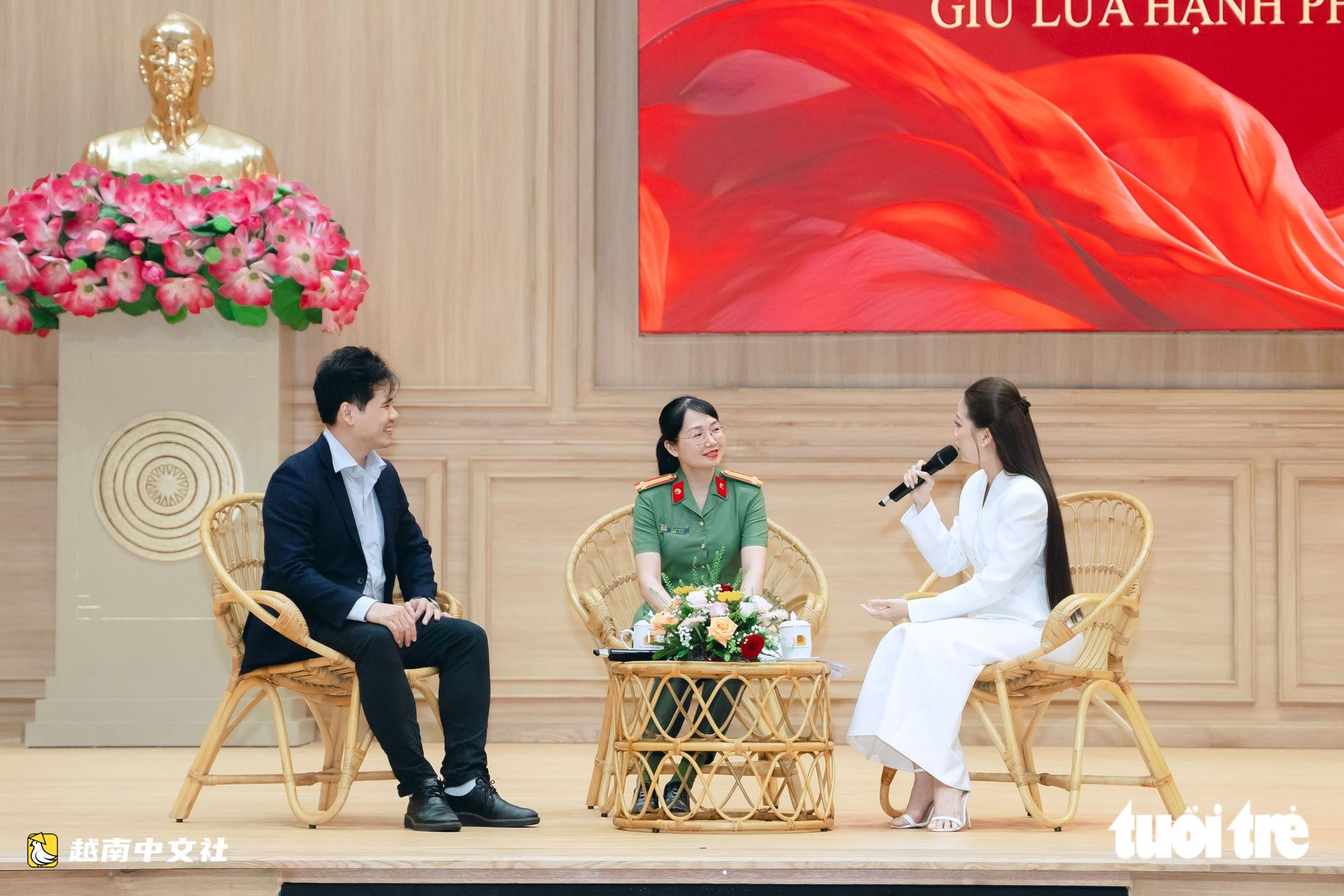 越南公安女幹警學習將工作留在門外,把安寧帶回家