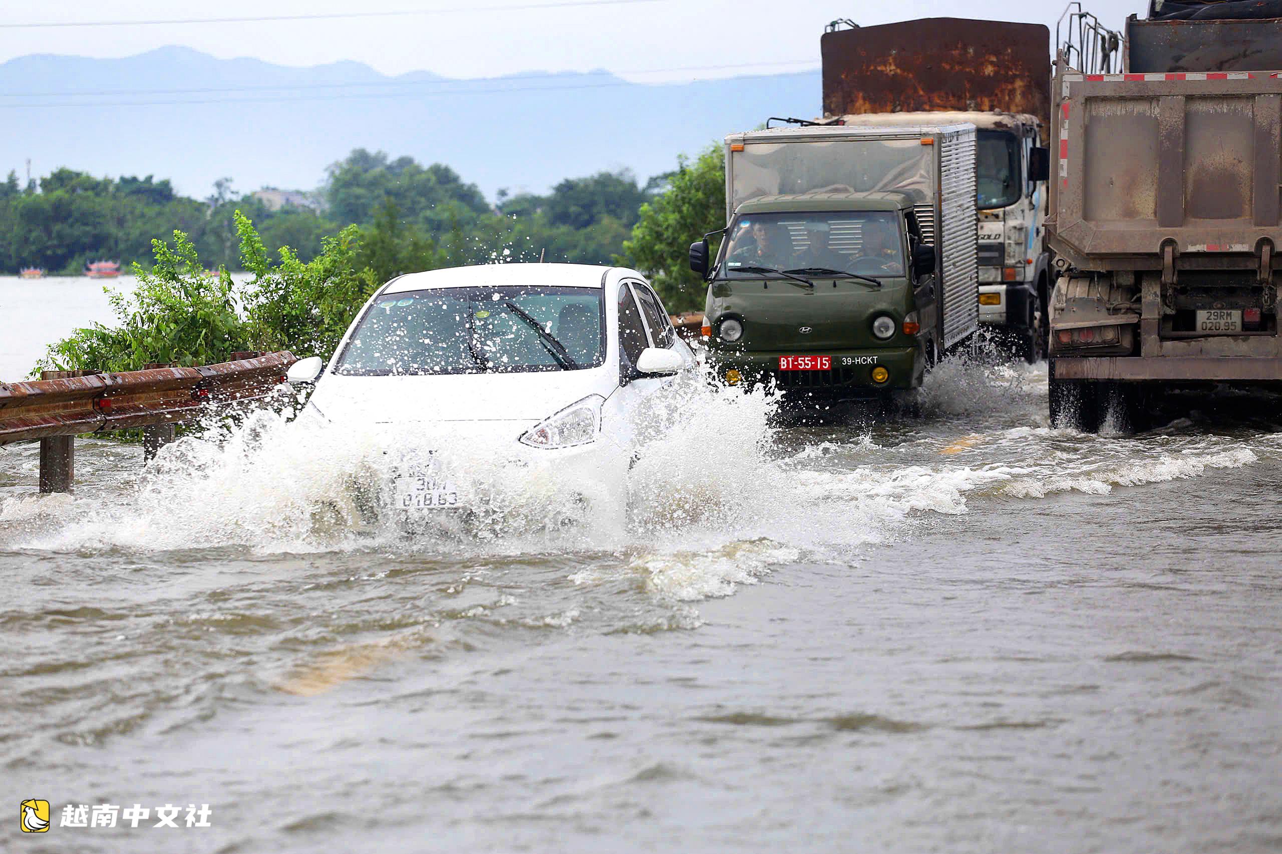 河內多條河流洪水上漲,郊區多戶居民被隔離,道路嚴重淹水