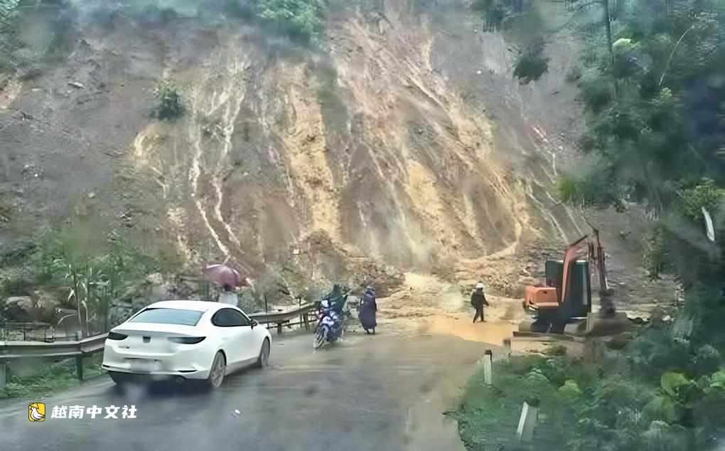 越南義安省多條國道發生滑坡