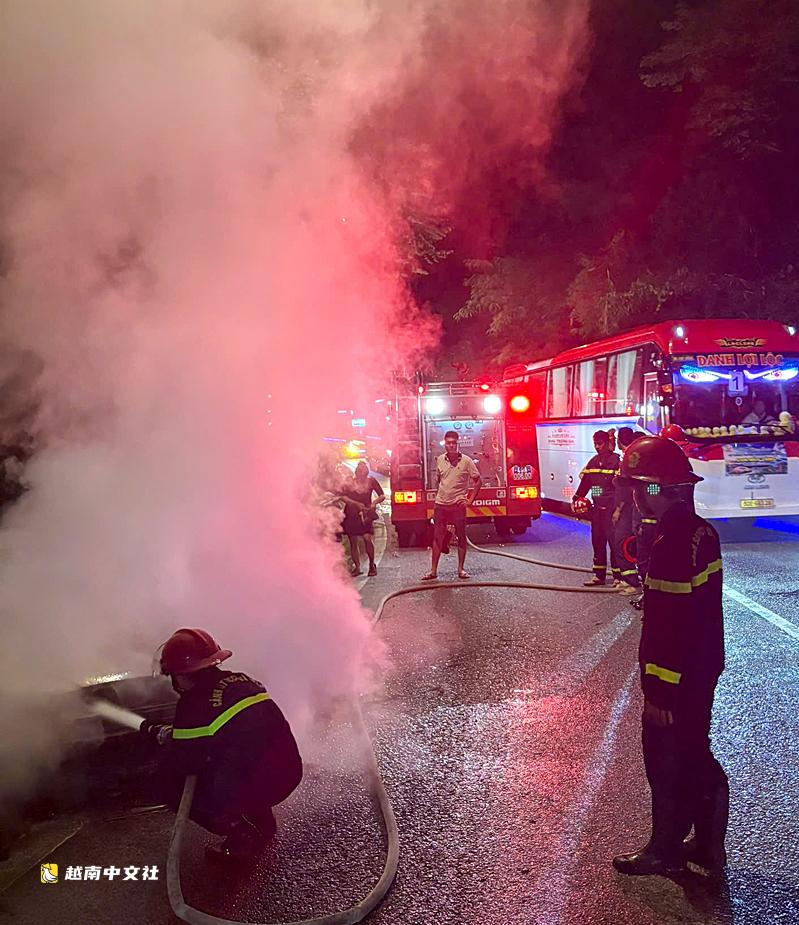 越南載4人汽車在寶祿山口起火