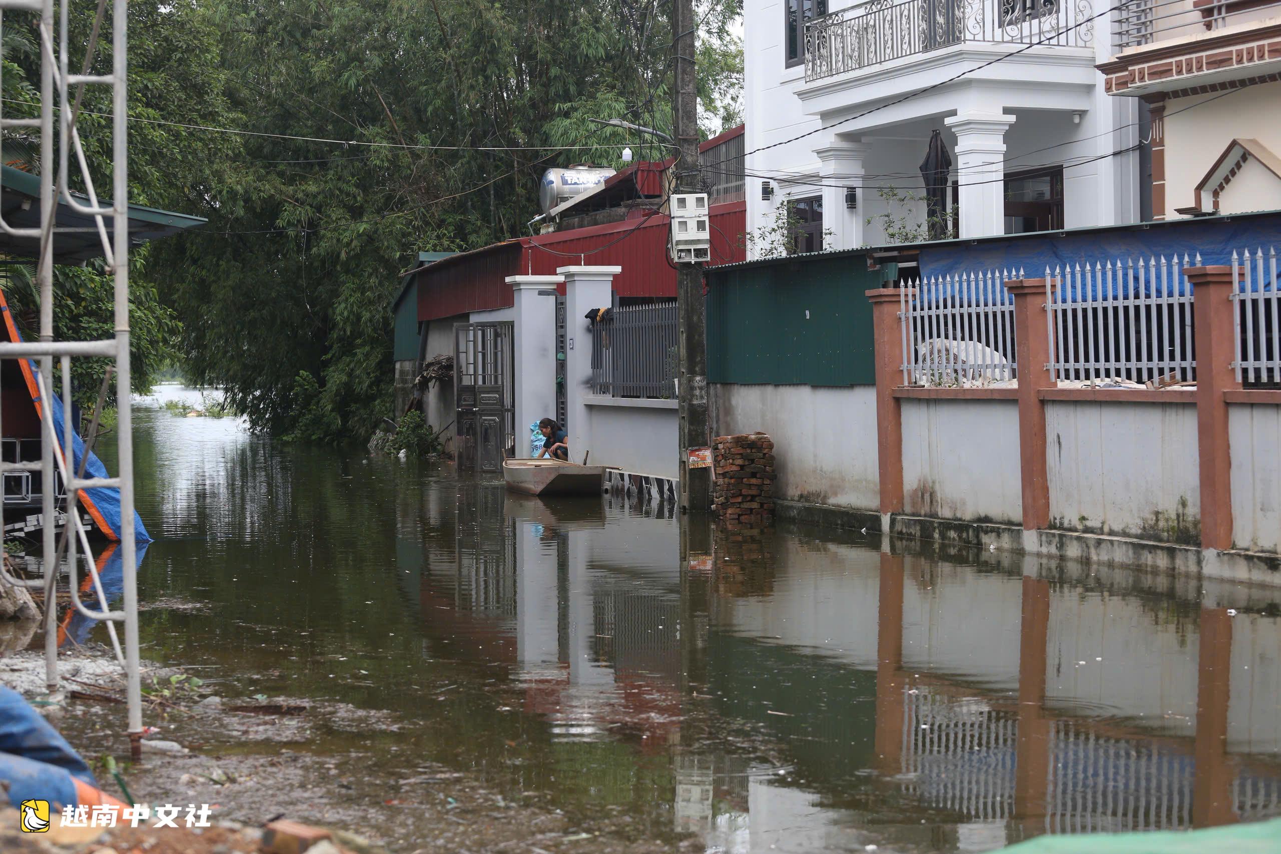 河內多條河流洪水上漲,郊區多戶居民被隔離,道路嚴重淹水