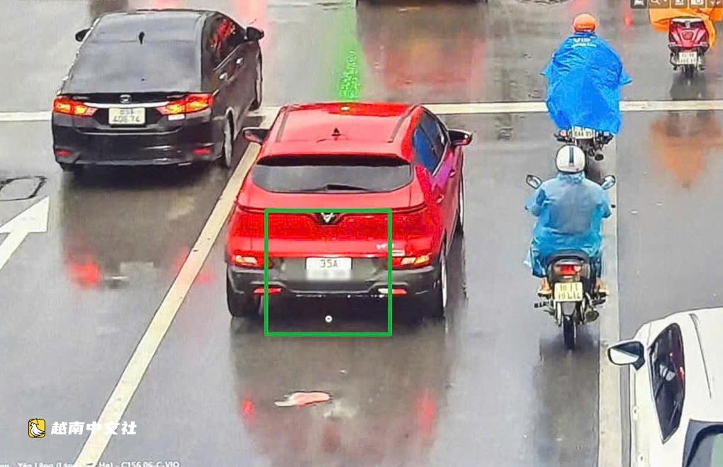 越南司機為逃避罰款安裝兩個車牌
