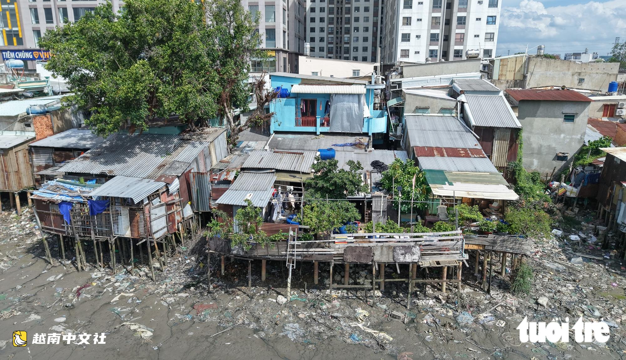 胡志明市雙運河南岸全景:數千間房屋搖搖欲墜等待拆遷