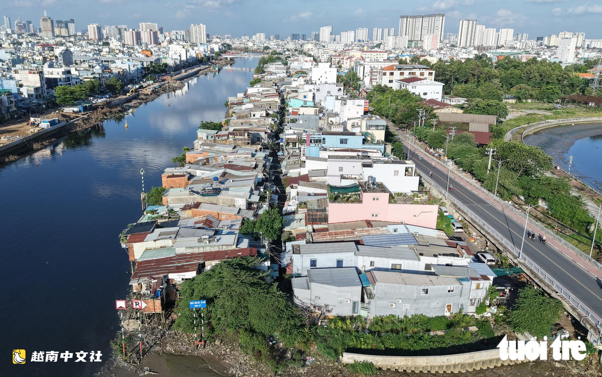 胡志明市雙運河南岸全景:數千間房屋搖搖欲墜等待拆遷