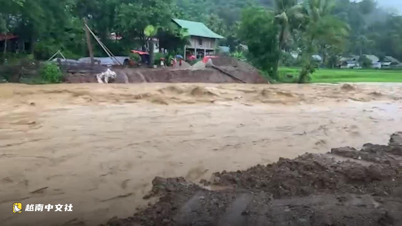 越南義安省多條國道發生滑坡