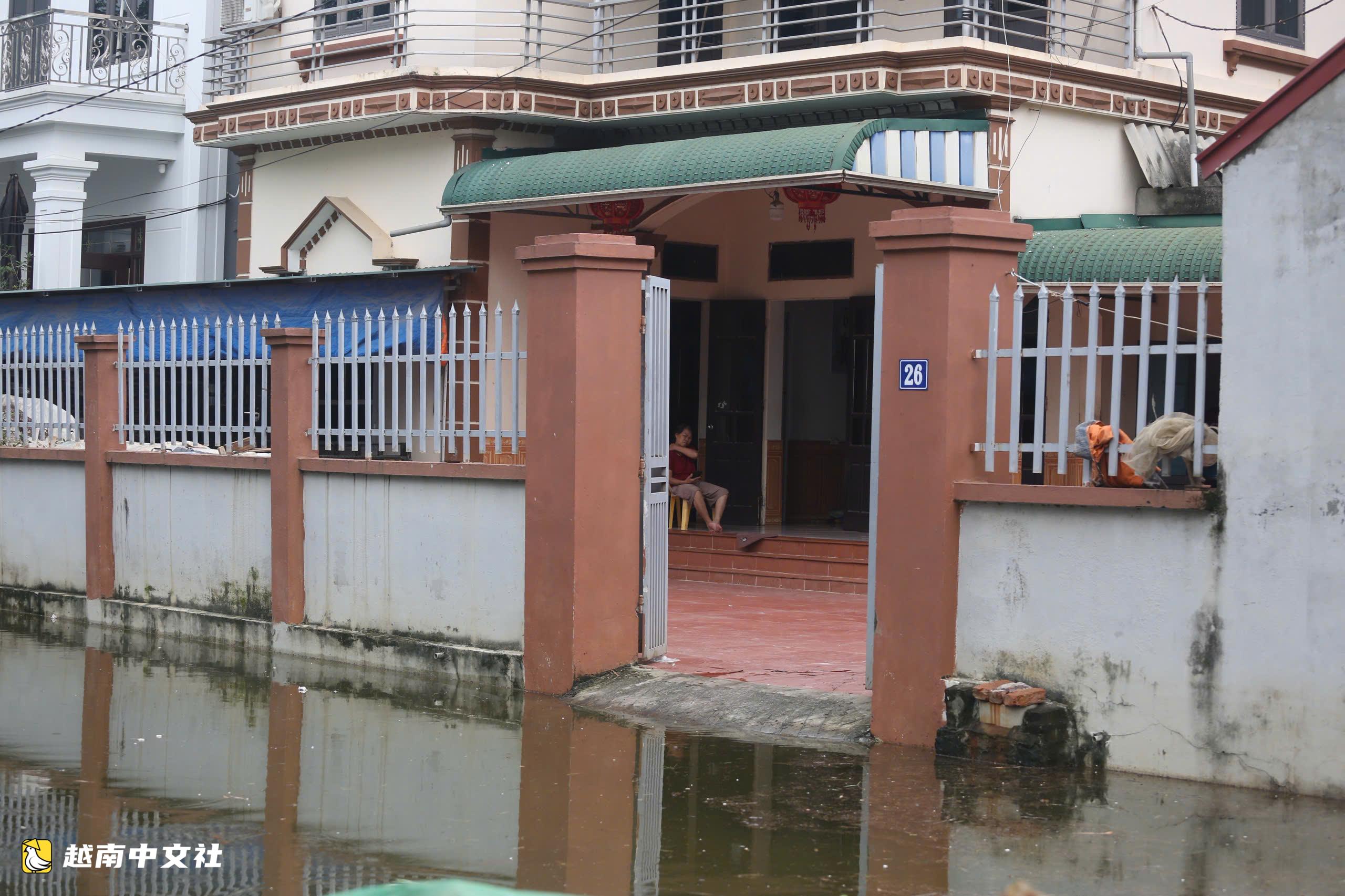 河內多條河流洪水上漲,郊區多戶居民被隔離,道路嚴重淹水
