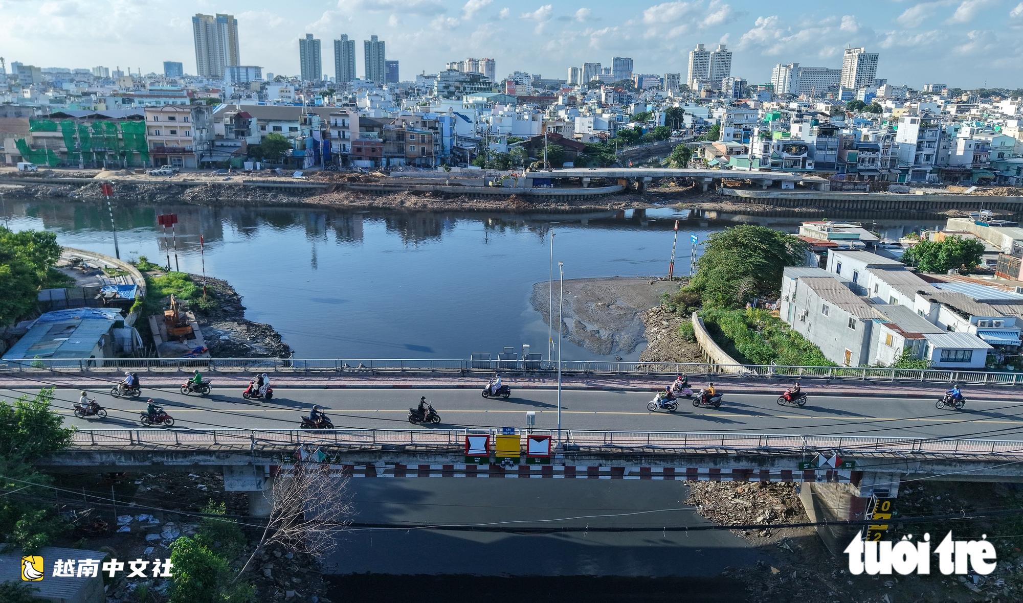 胡志明市雙運河南岸全景:數千間房屋搖搖欲墜等待拆遷