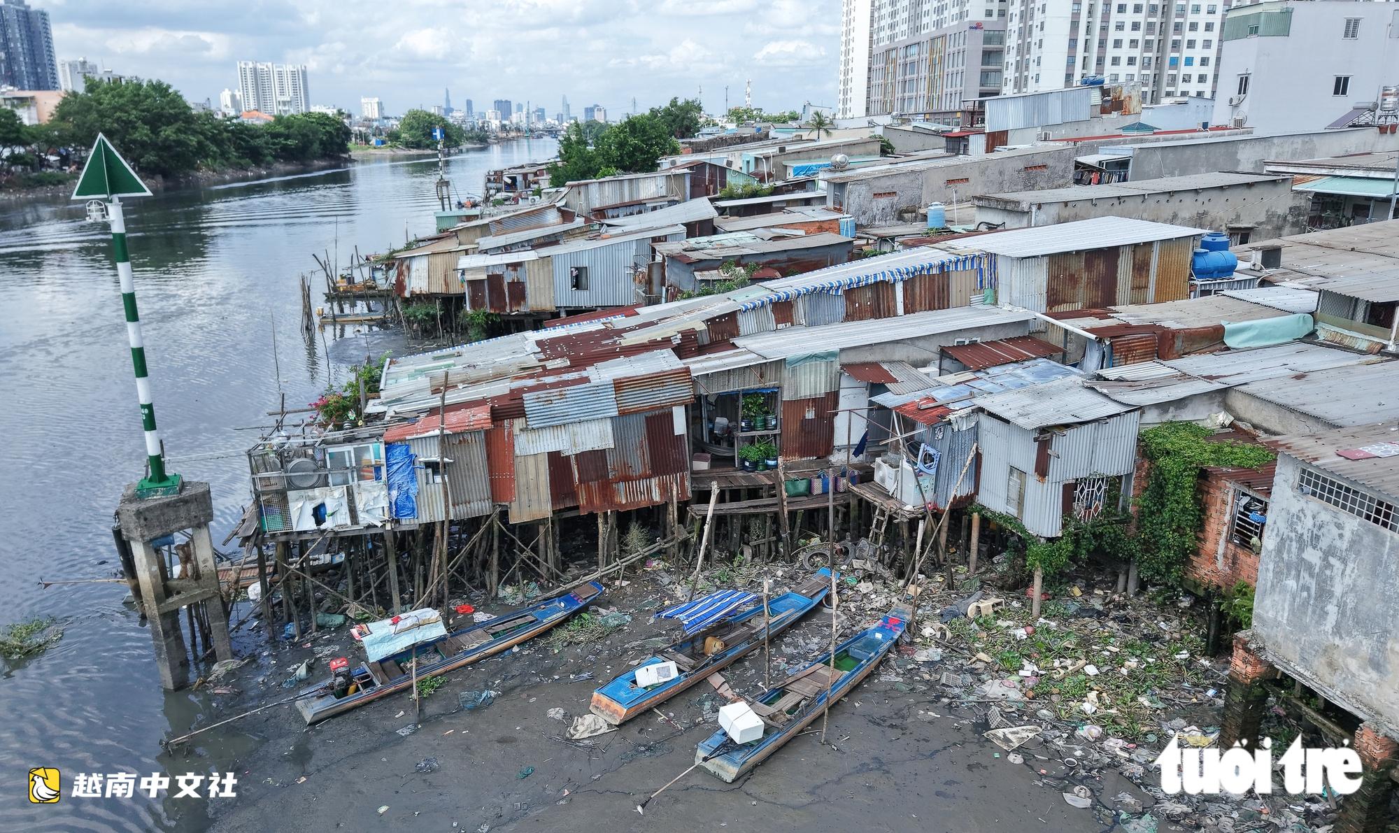 胡志明市雙運河南岸全景:數千間房屋搖搖欲墜等待拆遷