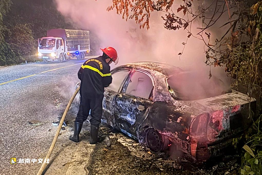 越南載4人汽車在寶祿山口起火