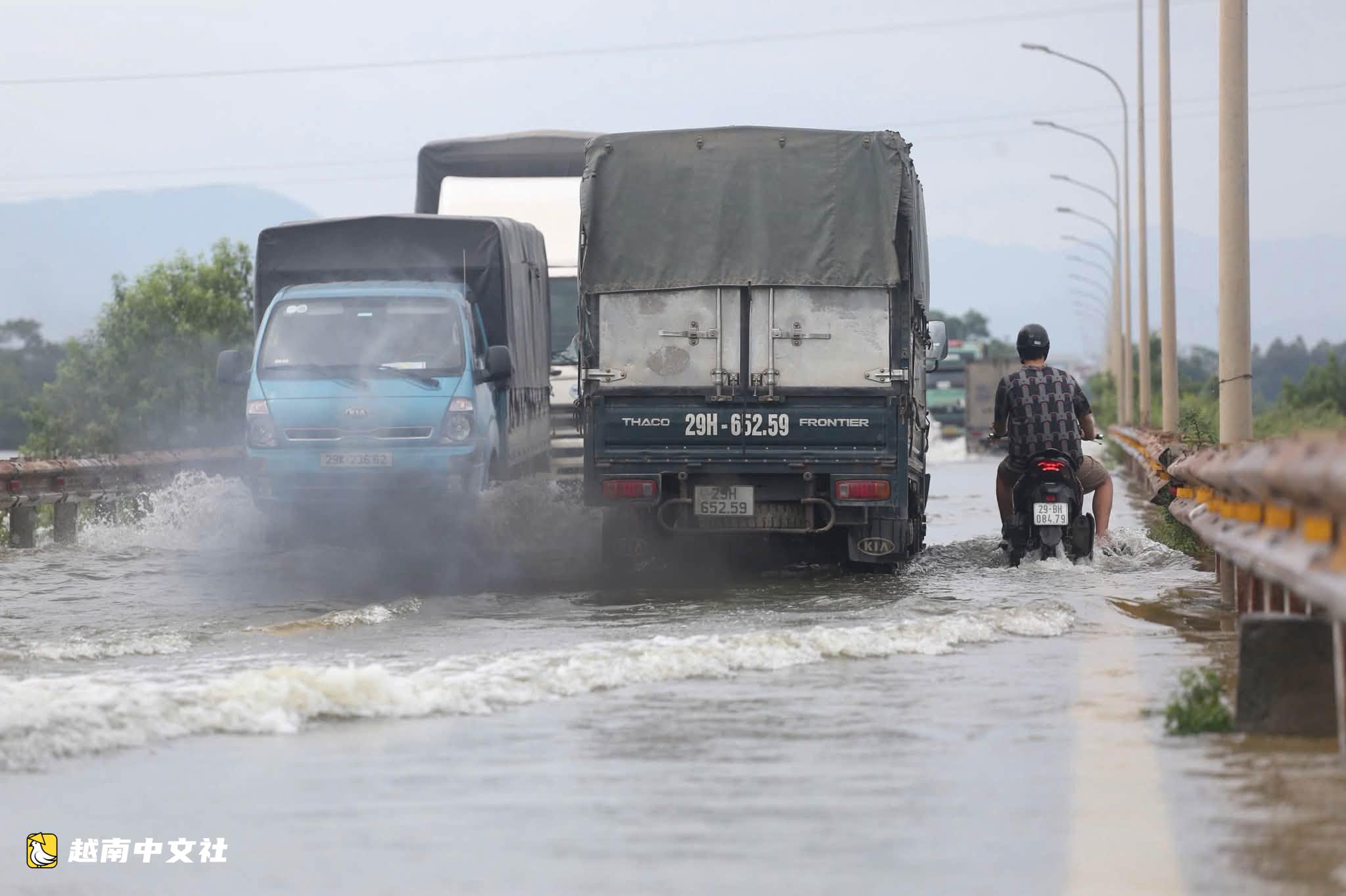 河內因河流洪水上漲導致多條道路嚴重積水而被禁行,車輛如何繞行?