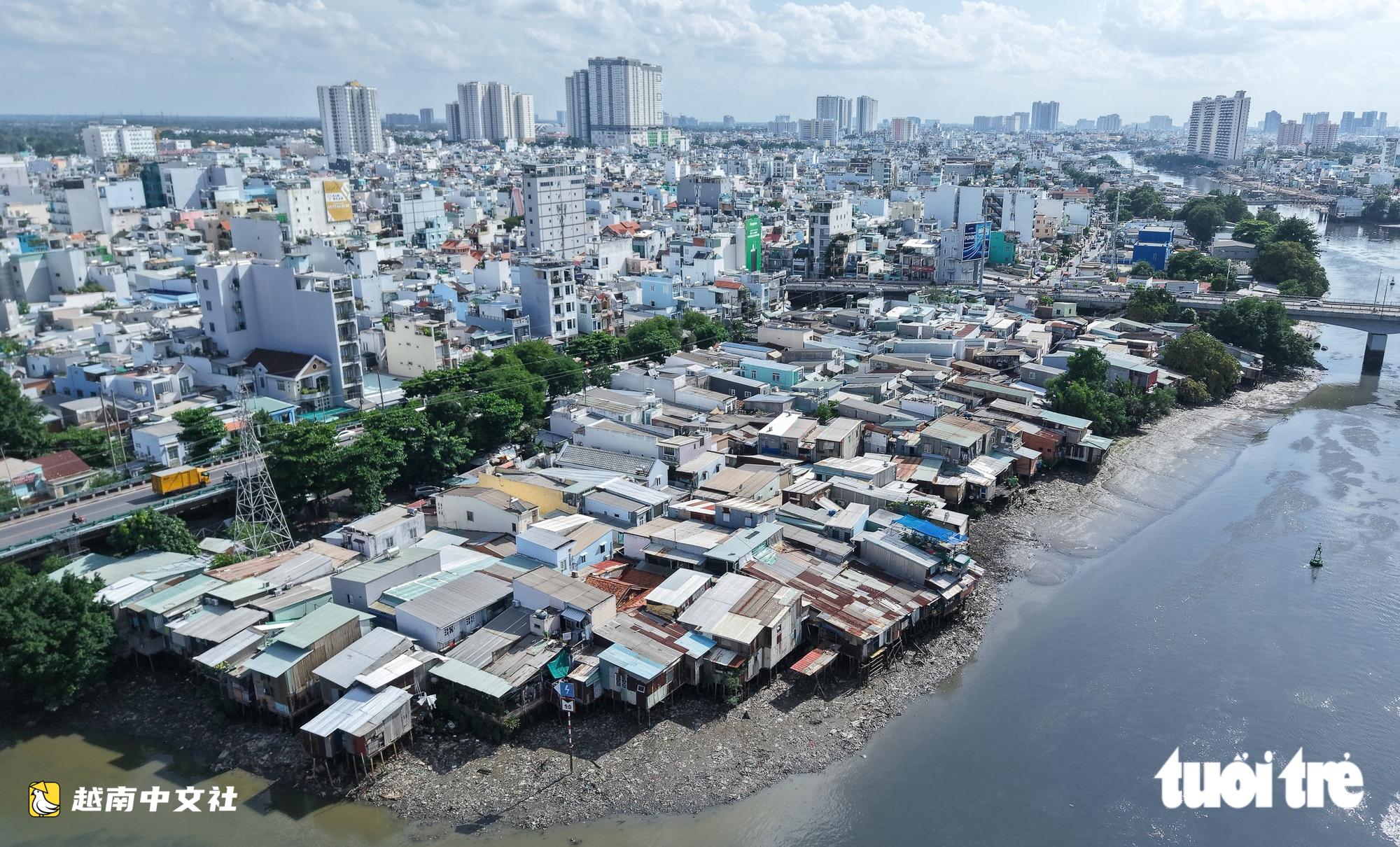 胡志明市雙運河南岸全景:數千間房屋搖搖欲墜等待拆遷