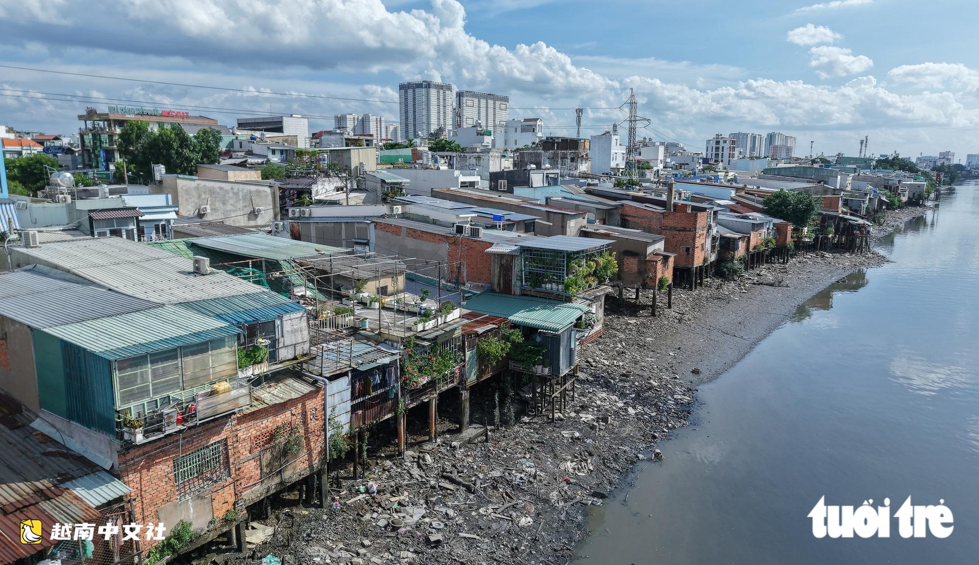 胡志明市雙運河南岸全景:數千間房屋搖搖欲墜等待拆遷