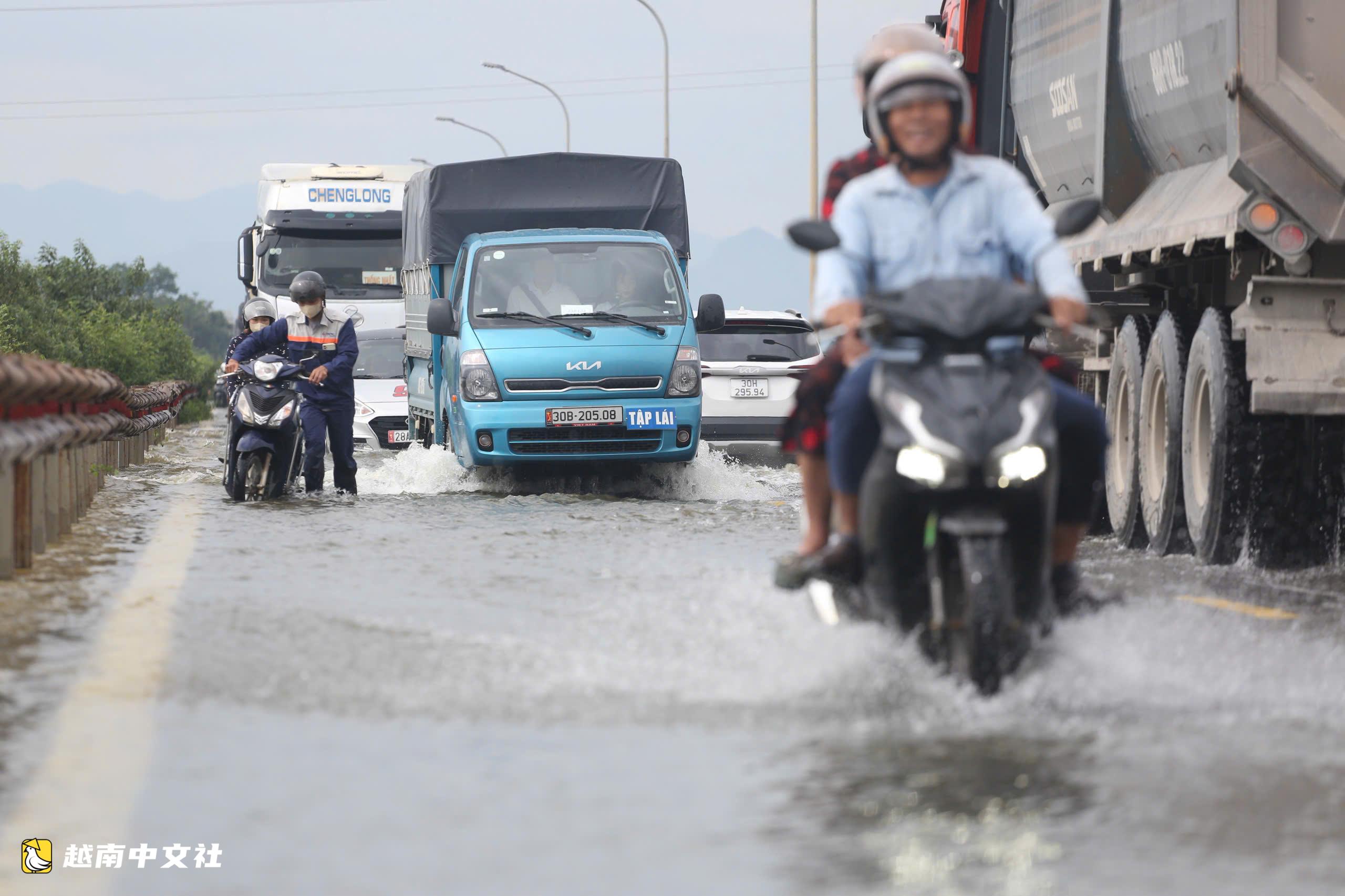 河內多條河流洪水上漲,郊區多戶居民被隔離,道路嚴重淹水