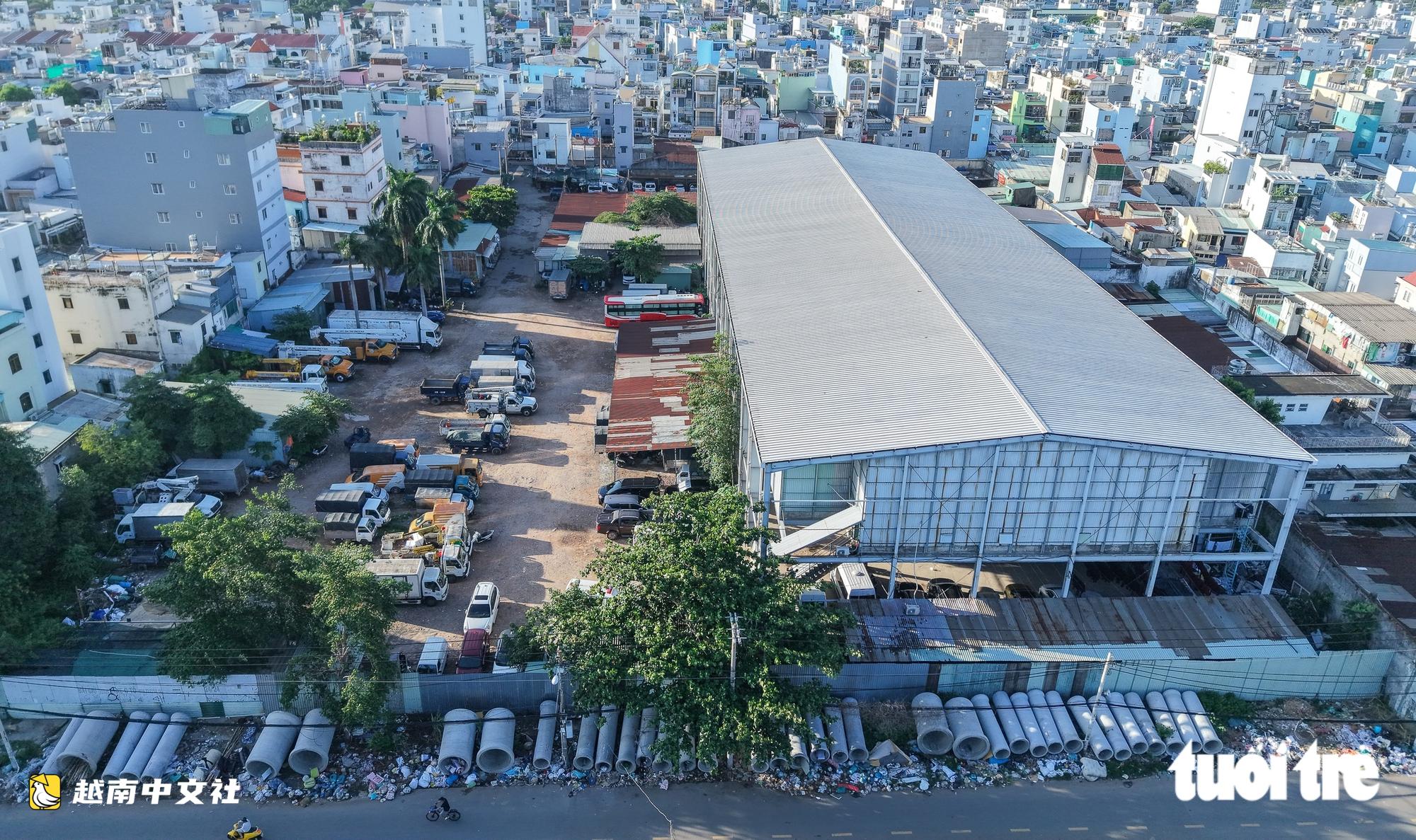 胡志明市雙運河南岸全景:數千間房屋搖搖欲墜等待拆遷