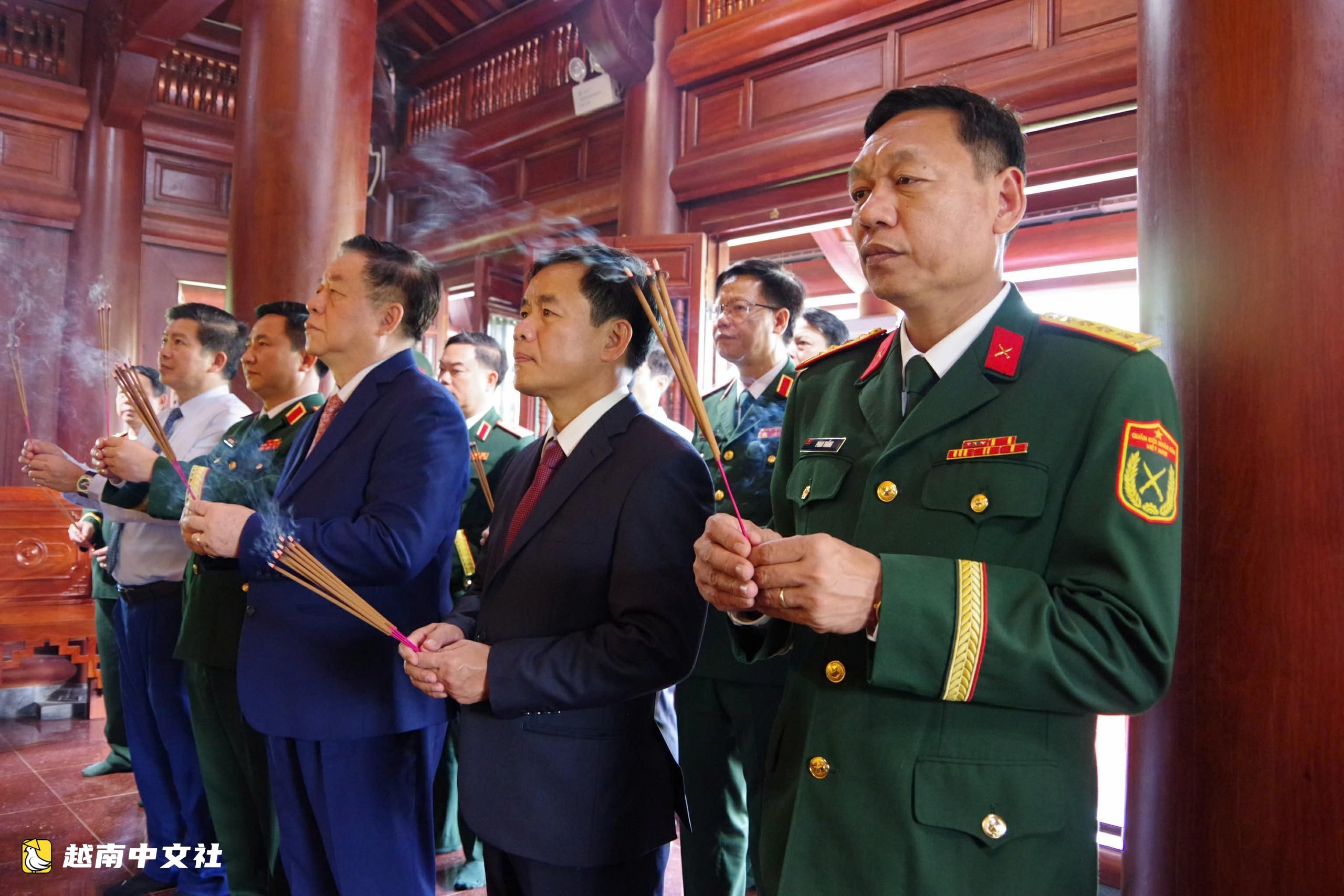 阮仲義大將向越南廣治省資深黨員頒發80年黨齡徽章