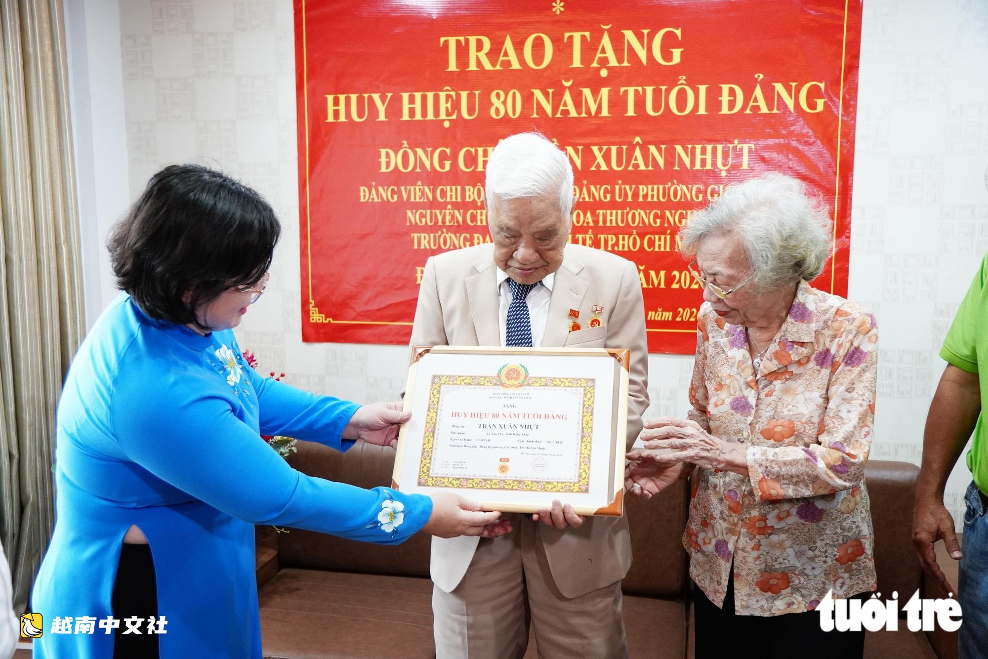 胡志明市市委領導向老革命黨員頒發80年黨齡徽章