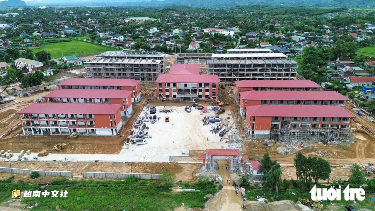軍裝身影為越南義安省邊境聯合學校建設添力