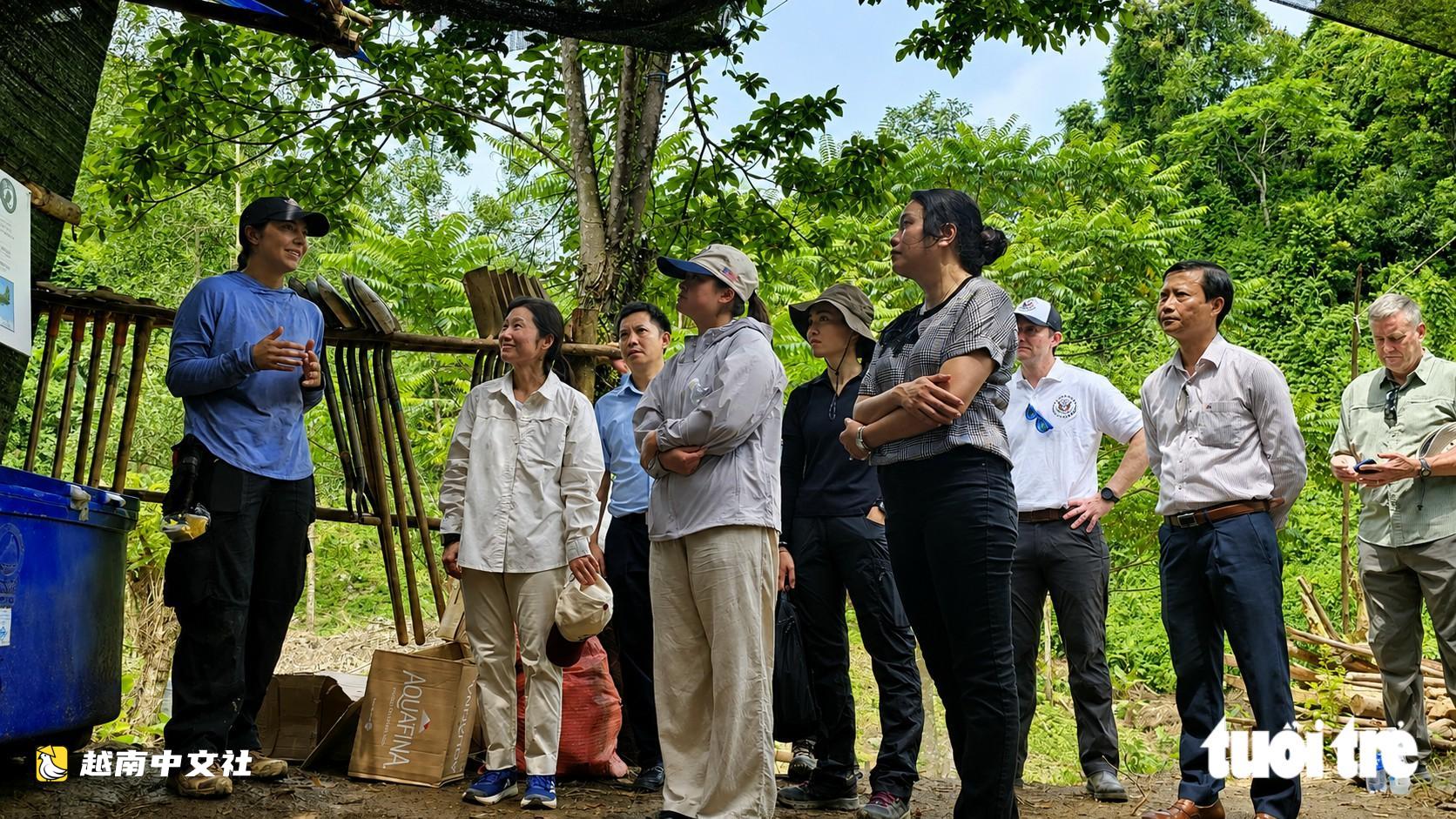 美國駐越南大使步行1.5公里山路前往廣治省美軍失蹤地點 感謝當地民眾協助搜尋