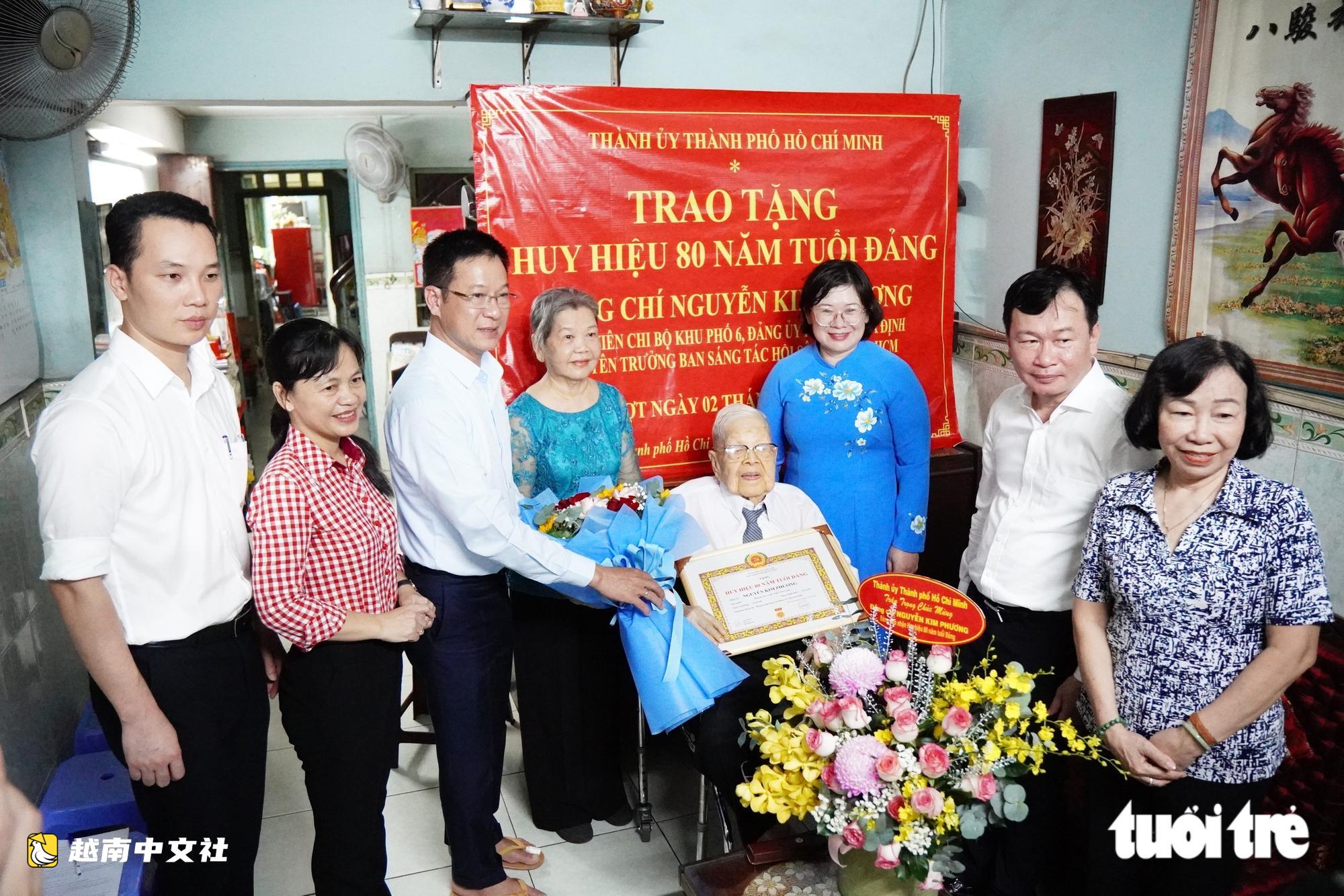 胡志明市市委領導向老革命黨員頒發80年黨齡徽章