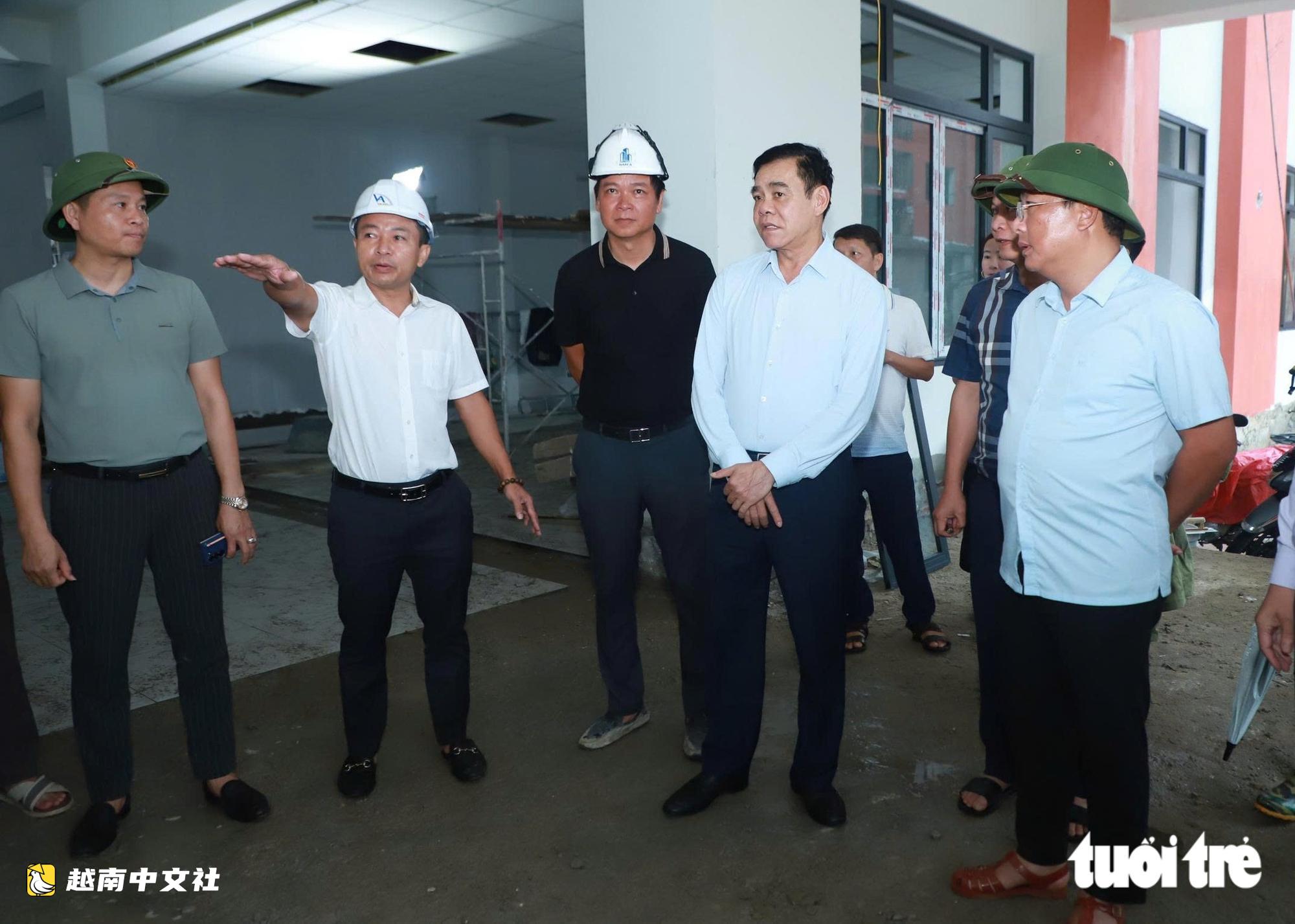 軍裝身影為越南義安省邊境聯合學校建設添力