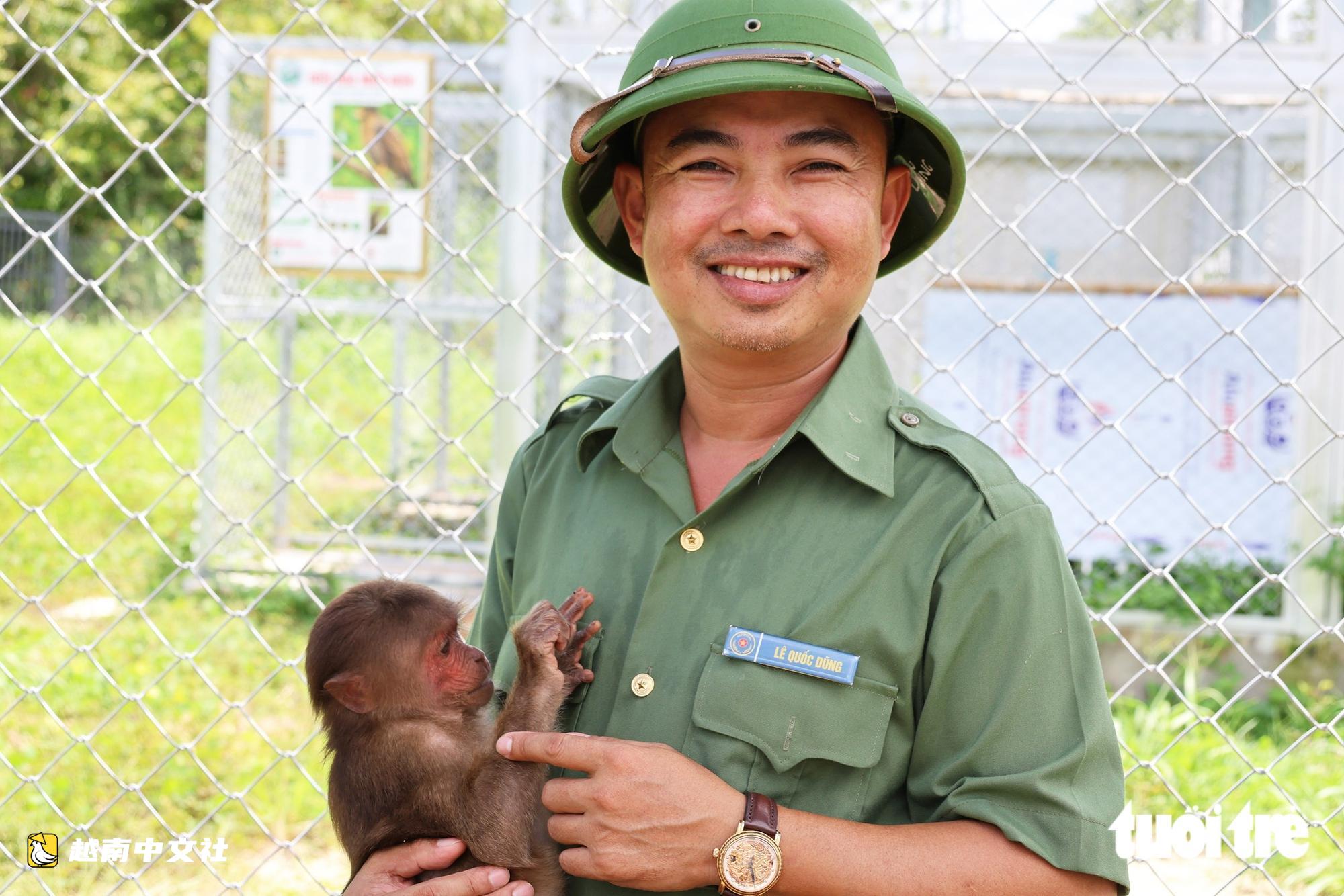 越南野生動物救護中心:特殊猴子的“奶媽”