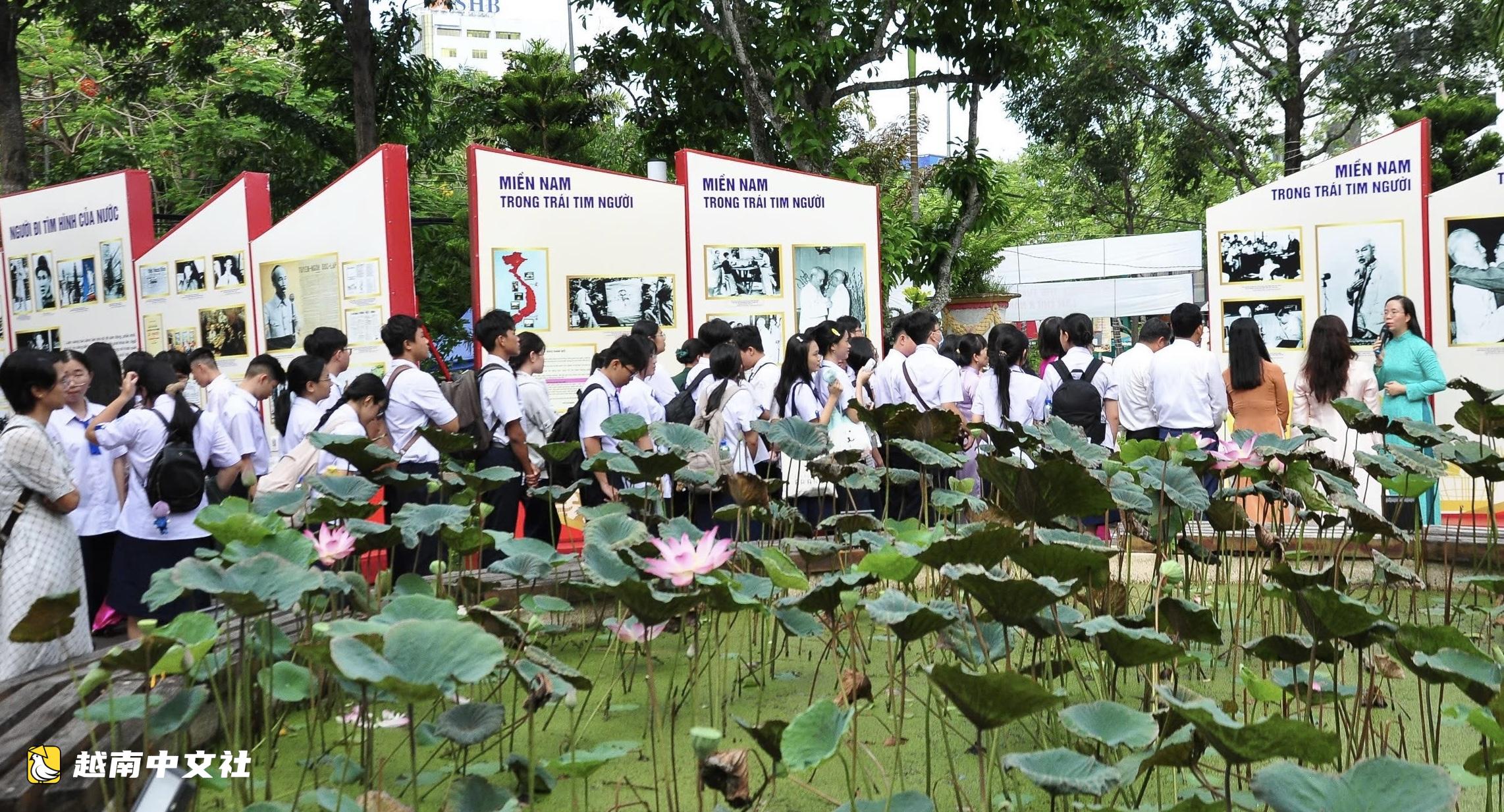 越南芹苴市舉辦胡志明主席圖片展暨250件民族文化專題展品