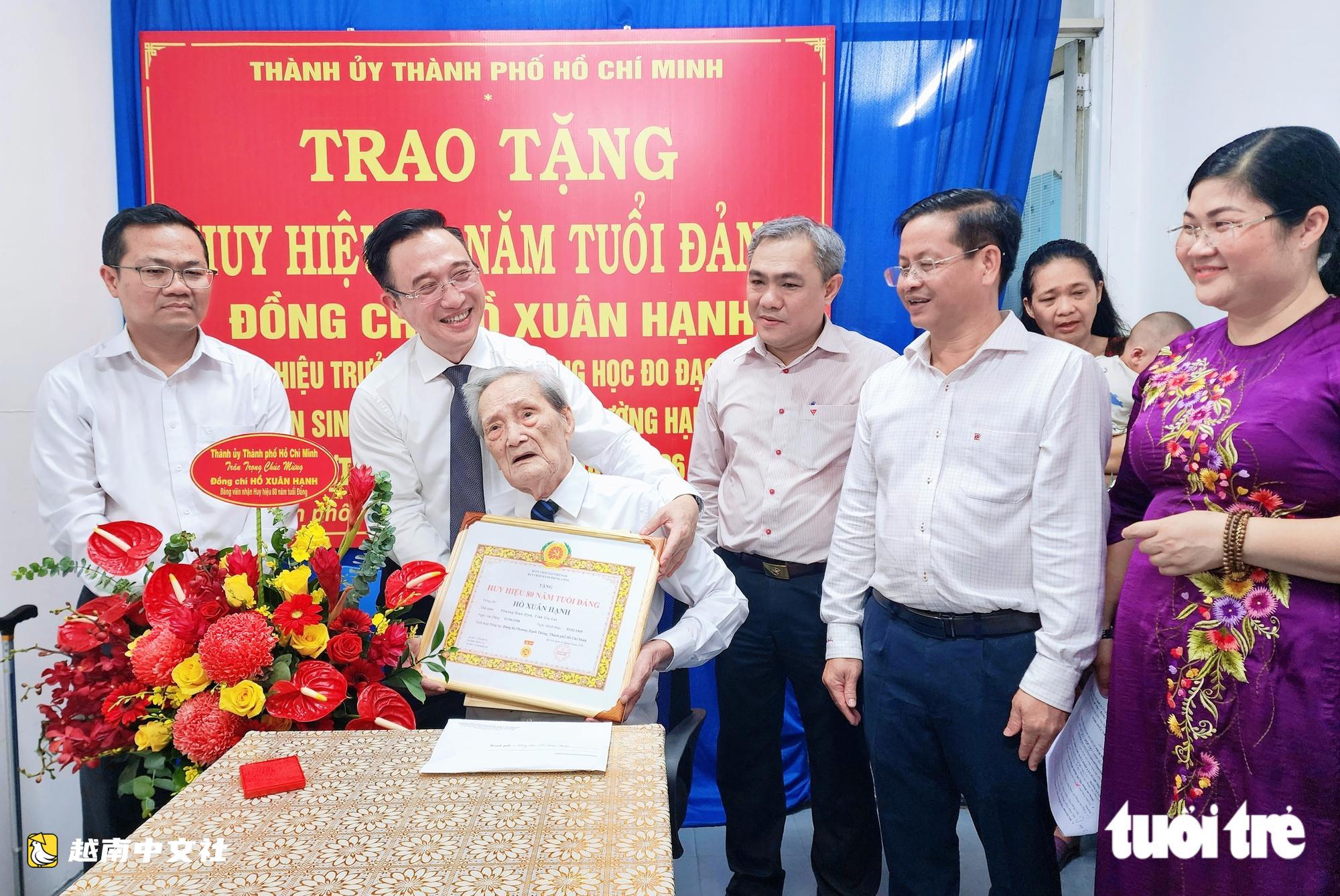 胡志明市市委領導向老革命黨員頒發80年黨齡徽章