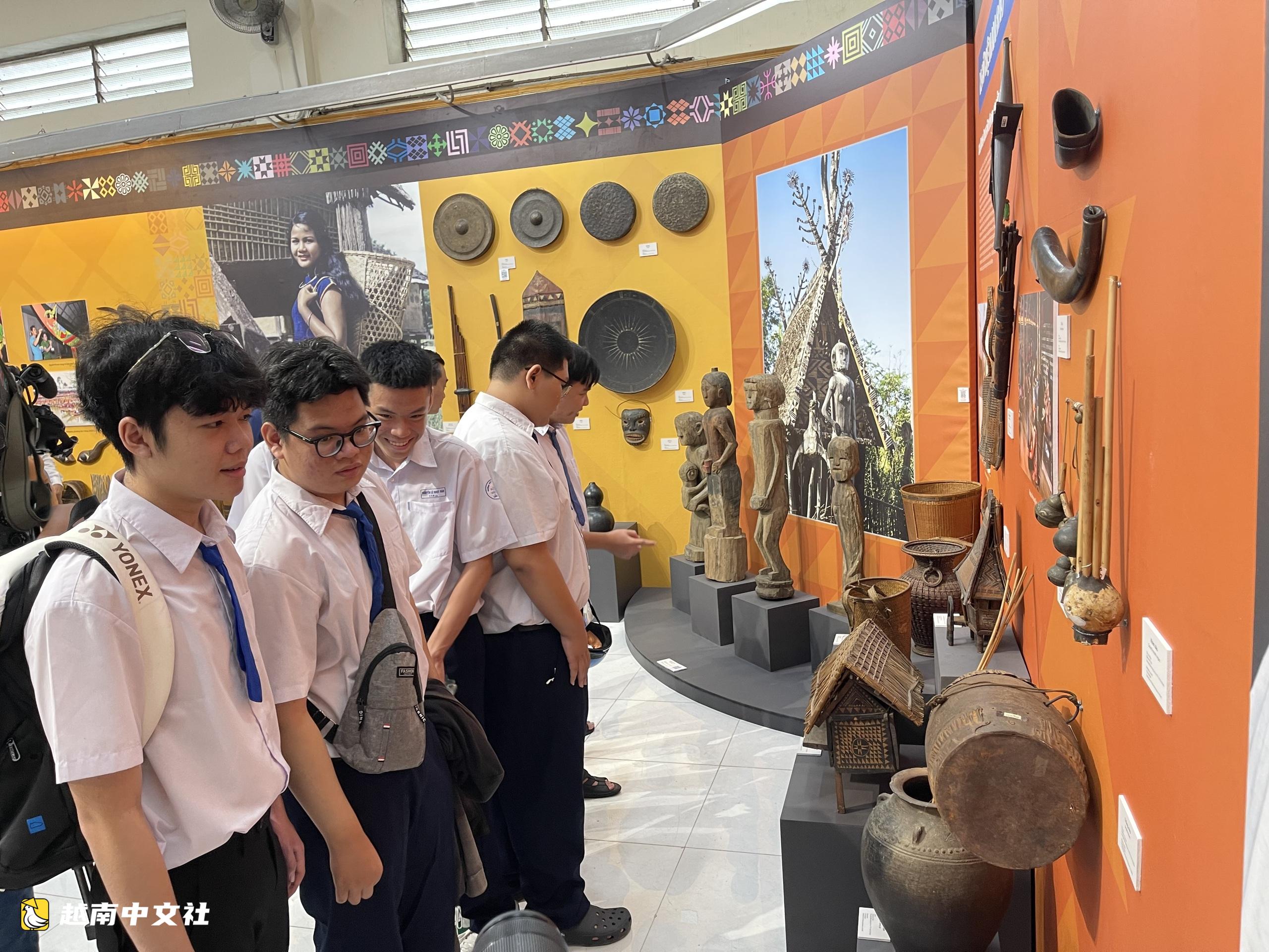 越南芹苴市举办胡志明主席图片展暨250件民族文化专题展品