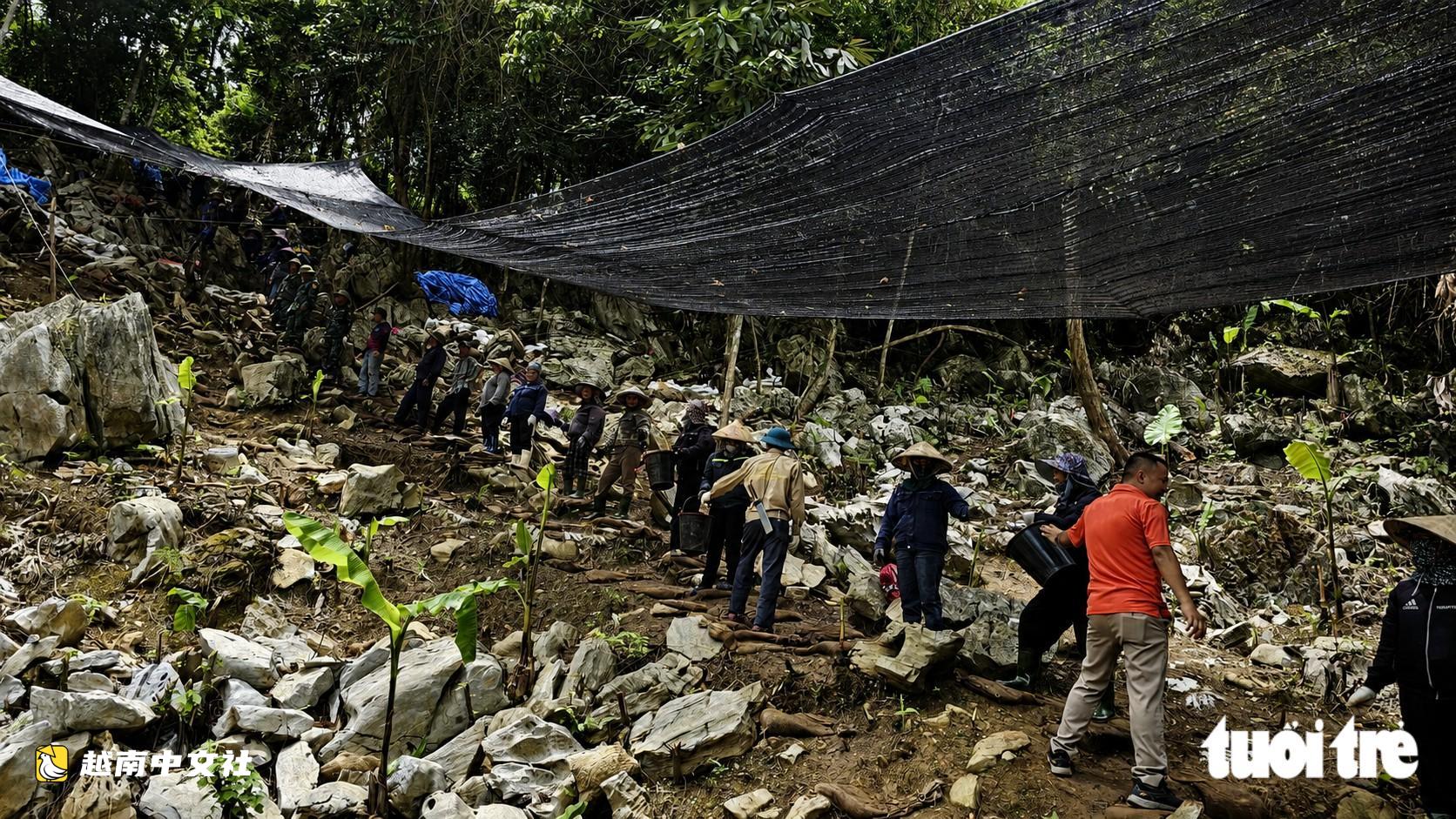美國駐越南大使步行1.5公里山路前往廣治省美軍失蹤地點 感謝當地民眾協助搜尋