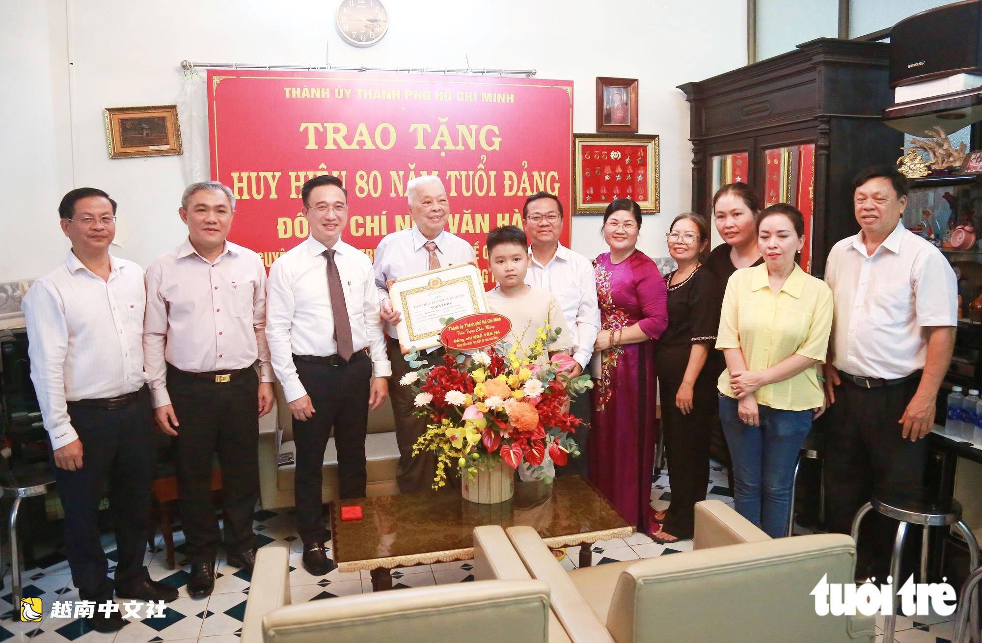 胡志明市市委領導向老革命黨員頒發80年黨齡徽章