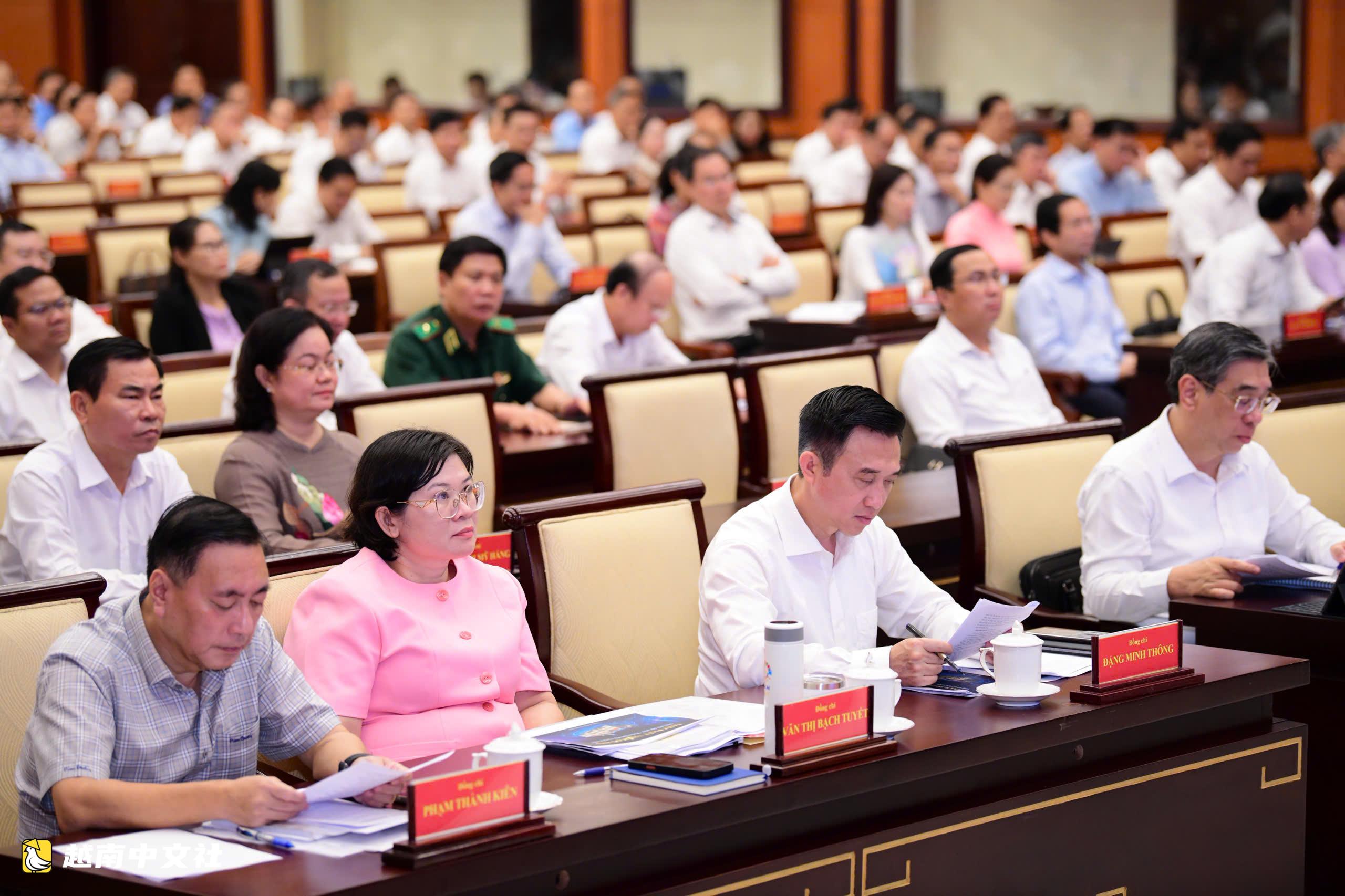 越南胡志明市市委召開貫徹落實《城市發展法》的會議