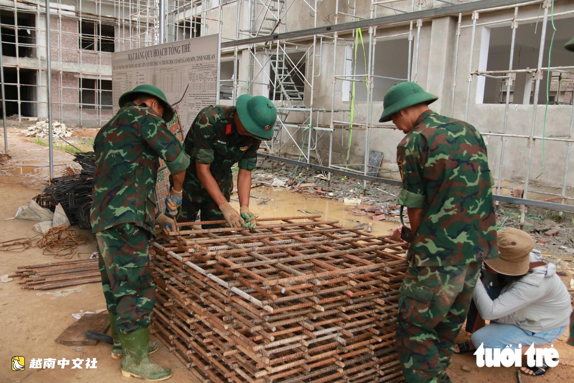 軍裝身影為越南義安省邊境聯合學校建設添力