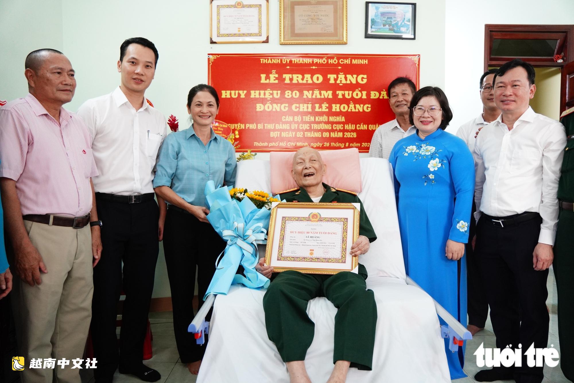 胡志明市市委領導向老革命黨員頒發80年黨齡徽章