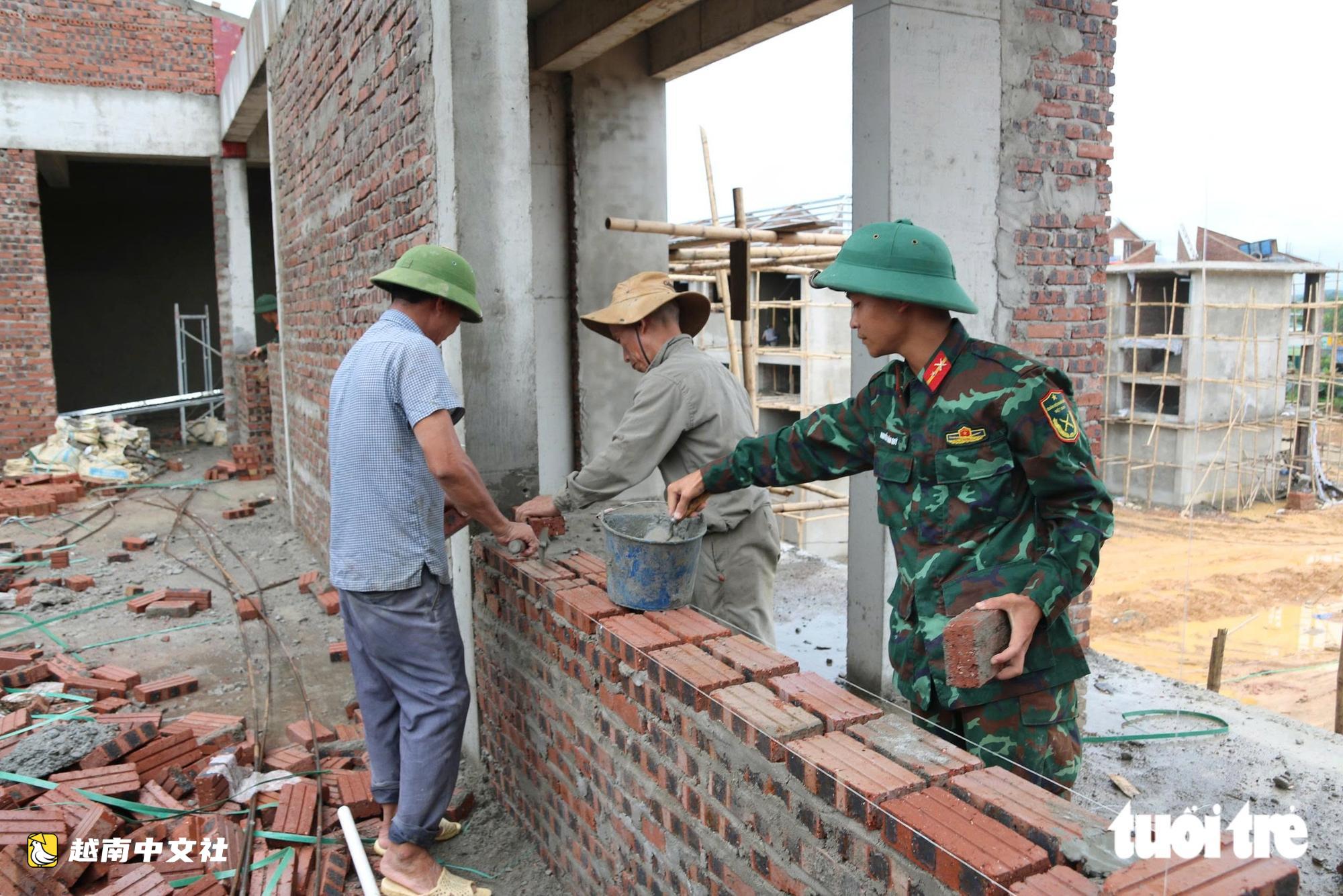 軍裝身影為越南義安省邊境聯合學校建設添力