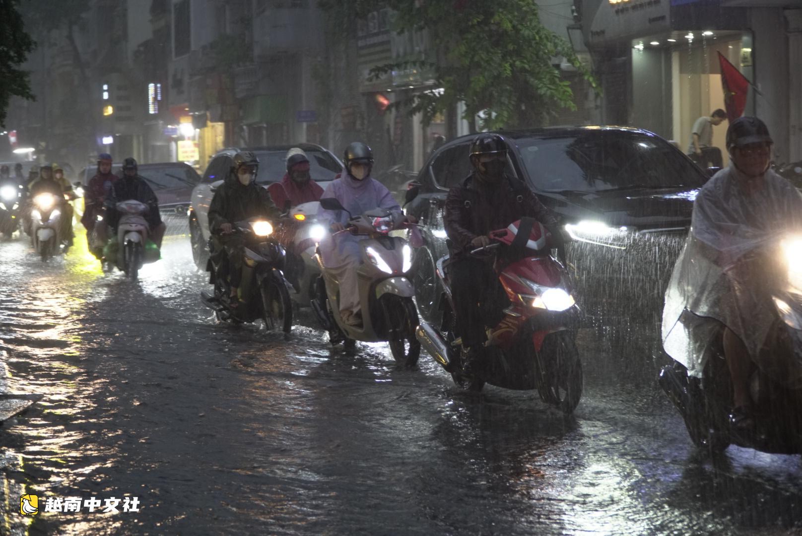 越南河內暴雨致多條道路嚴重淹水
