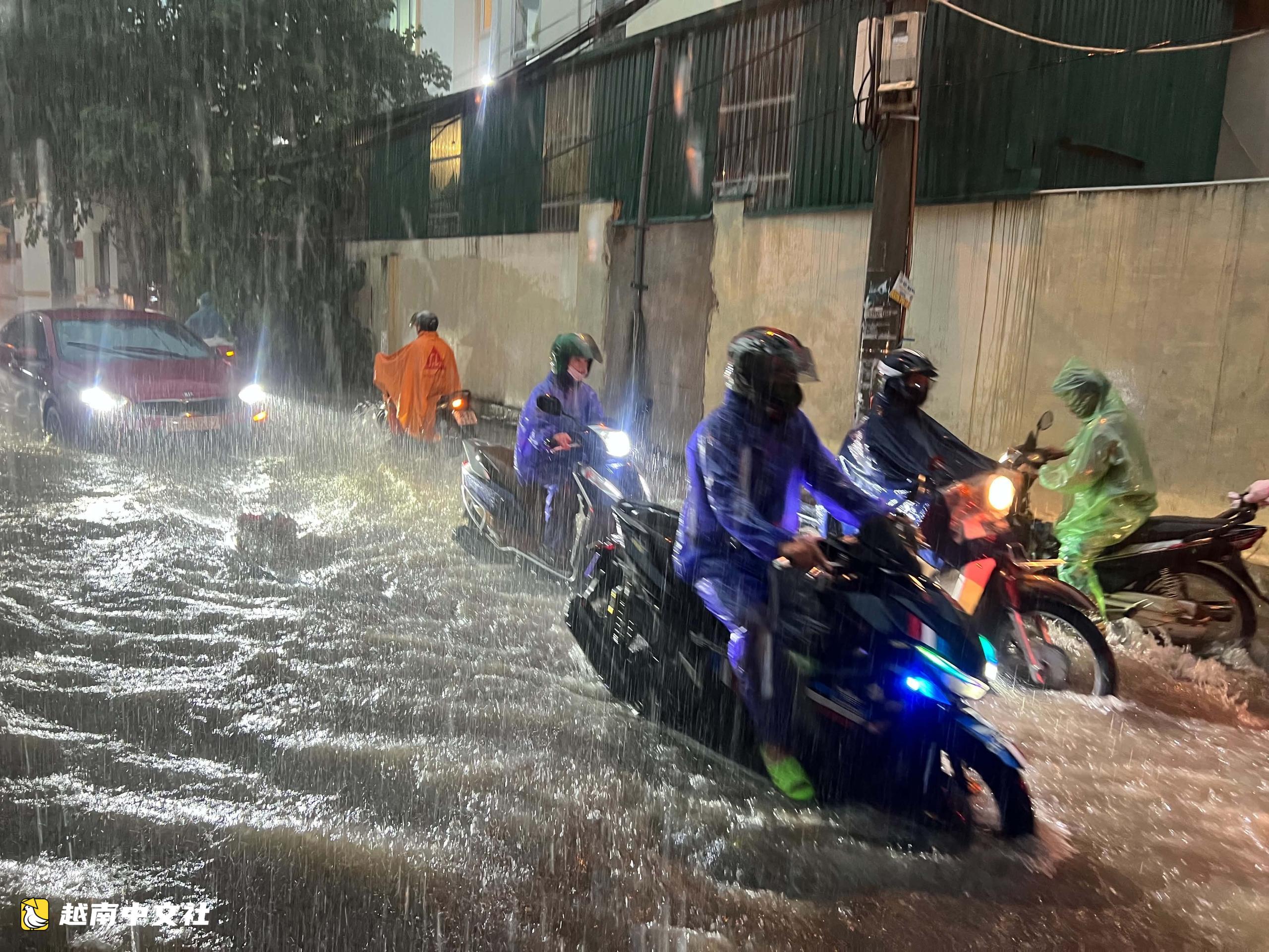 越南河內暴雨致多條道路嚴重淹水