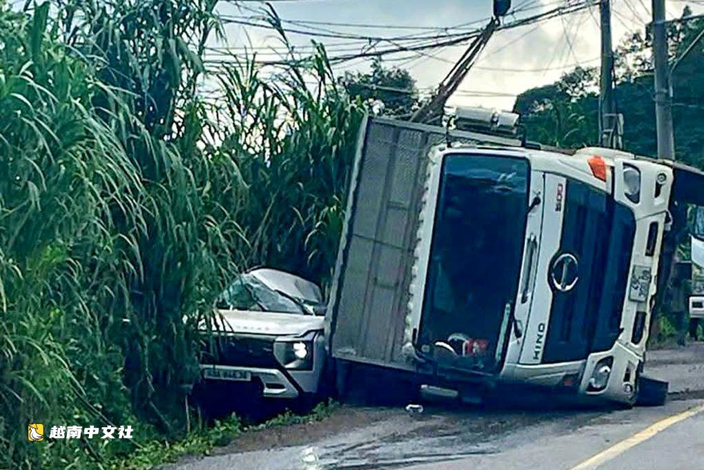 越南運豬卡車側翻壓住7座汽車致一人死亡