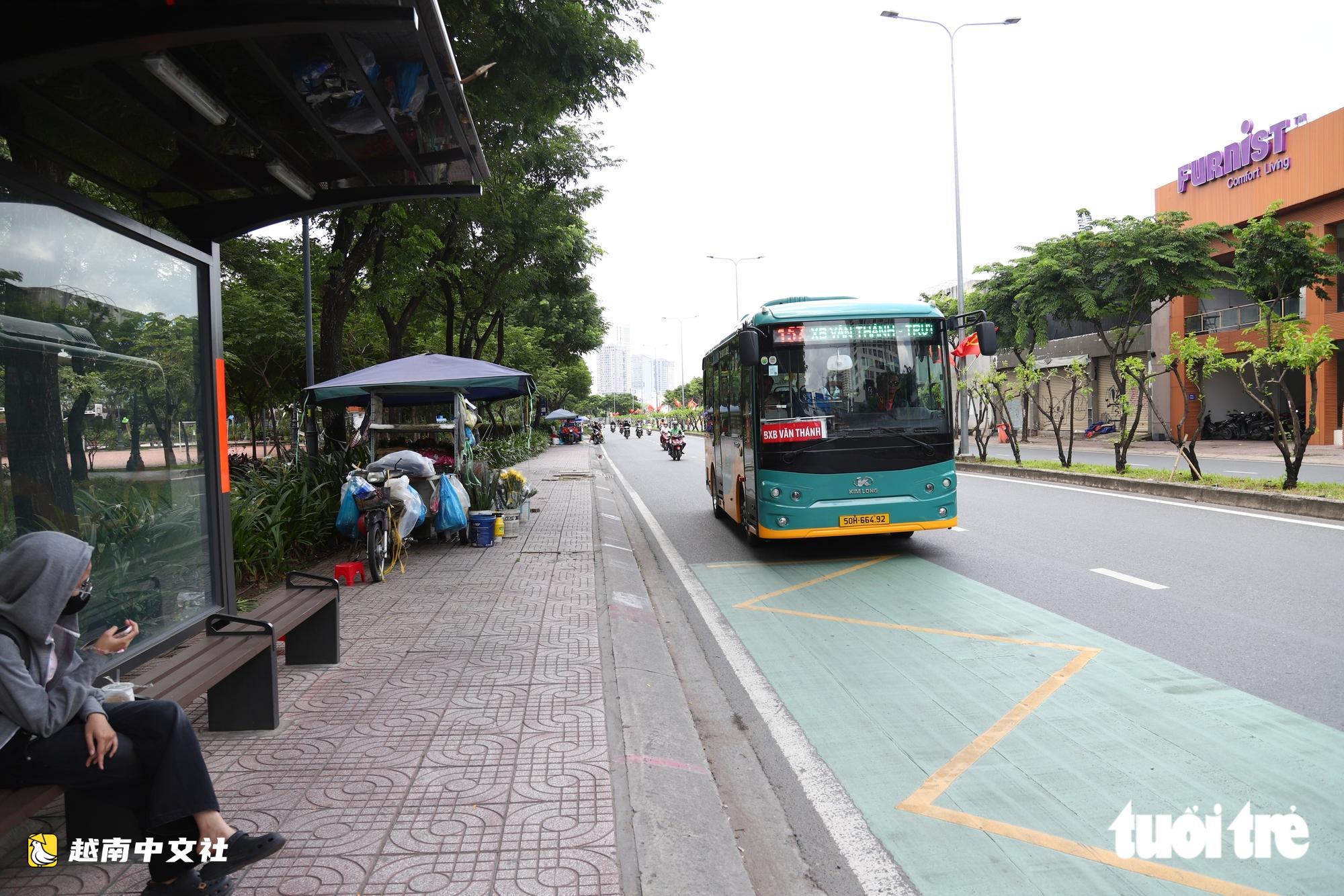 越南胡志明市公交站臺裝綠化攝像頭 更涼爽安全