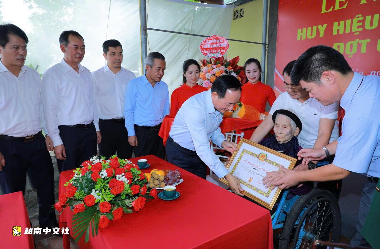 越南中央宣教部部長鄭文決向清化省三名黨員頒發80年黨齡徽章