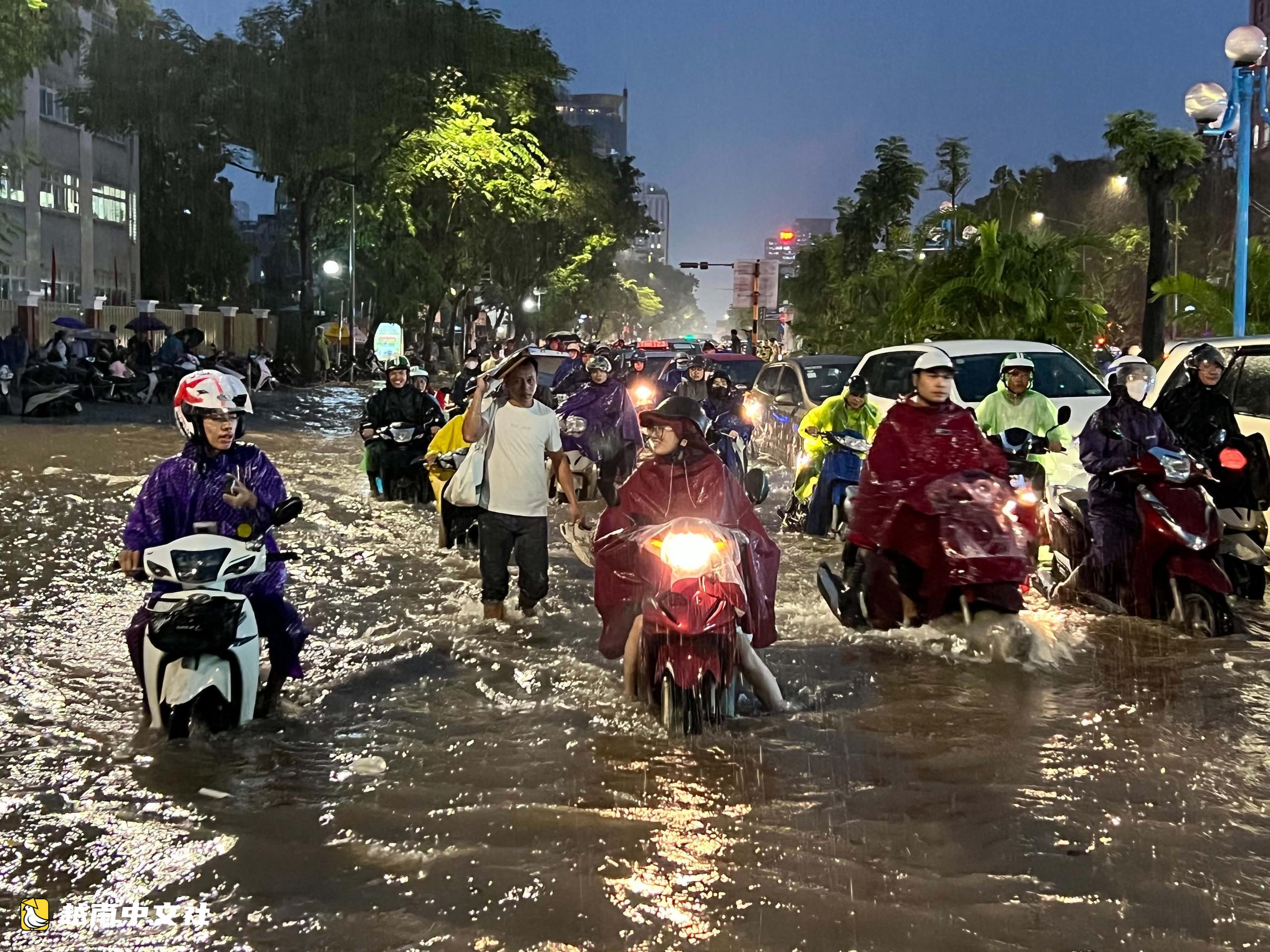 越南河內暴雨致多條道路嚴重淹水