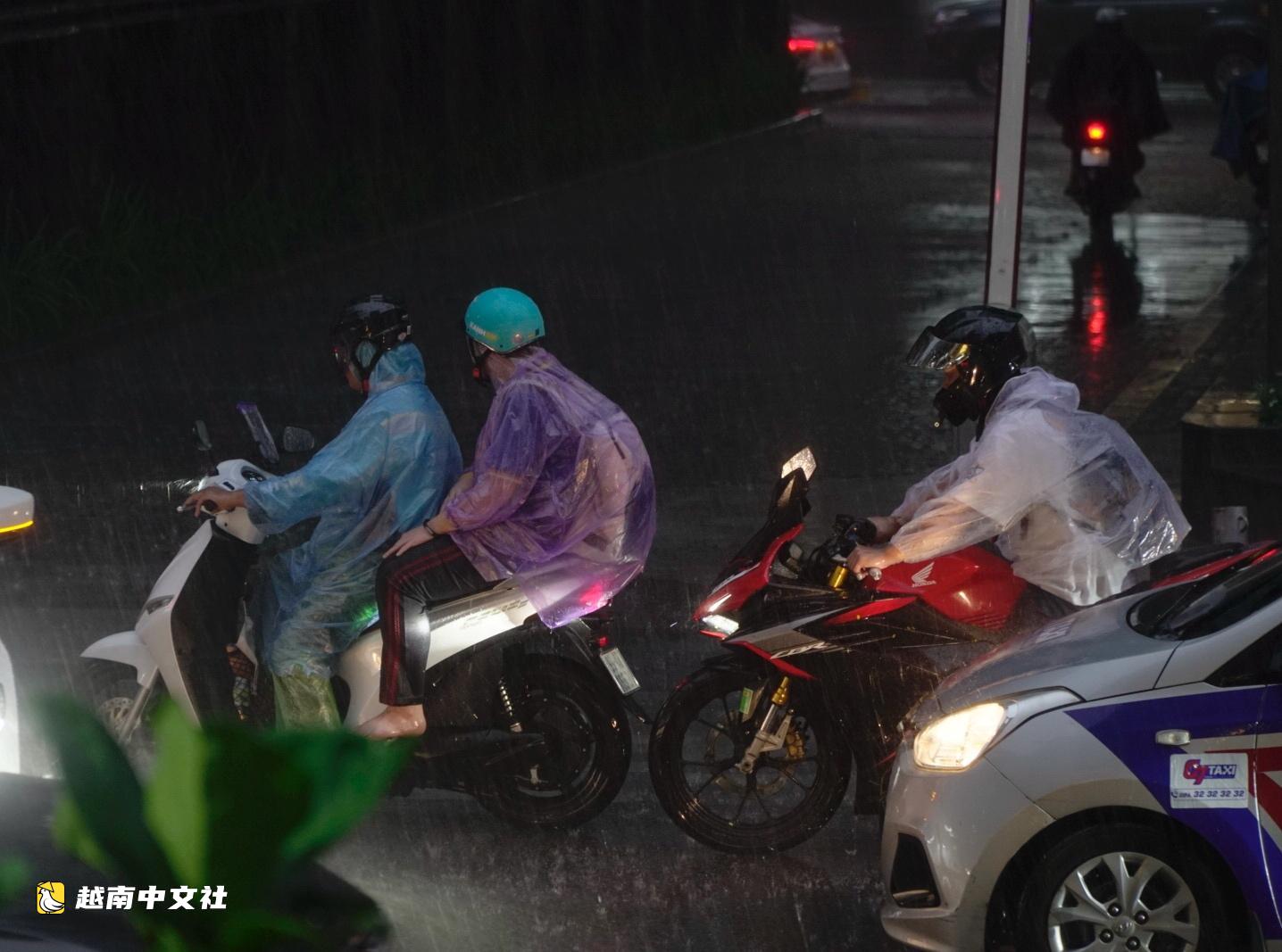 越南河內暴雨致多條道路嚴重淹水
