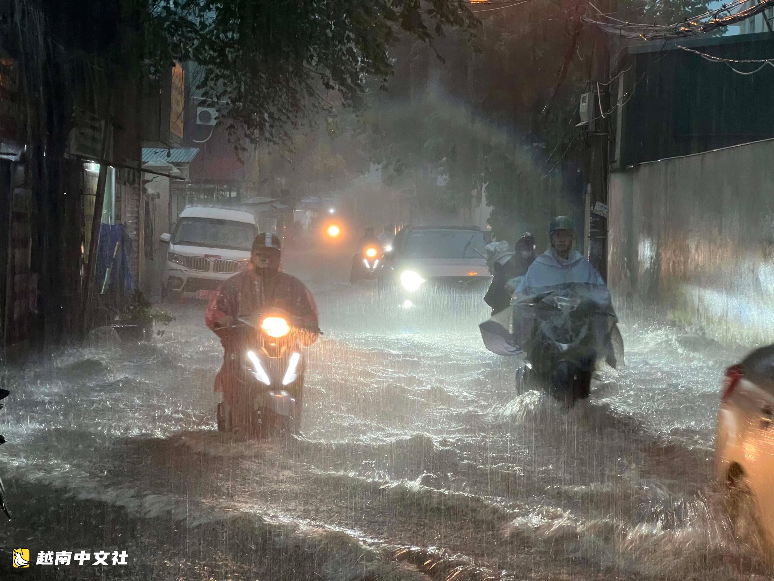 越南河內暴雨致多條道路嚴重淹水