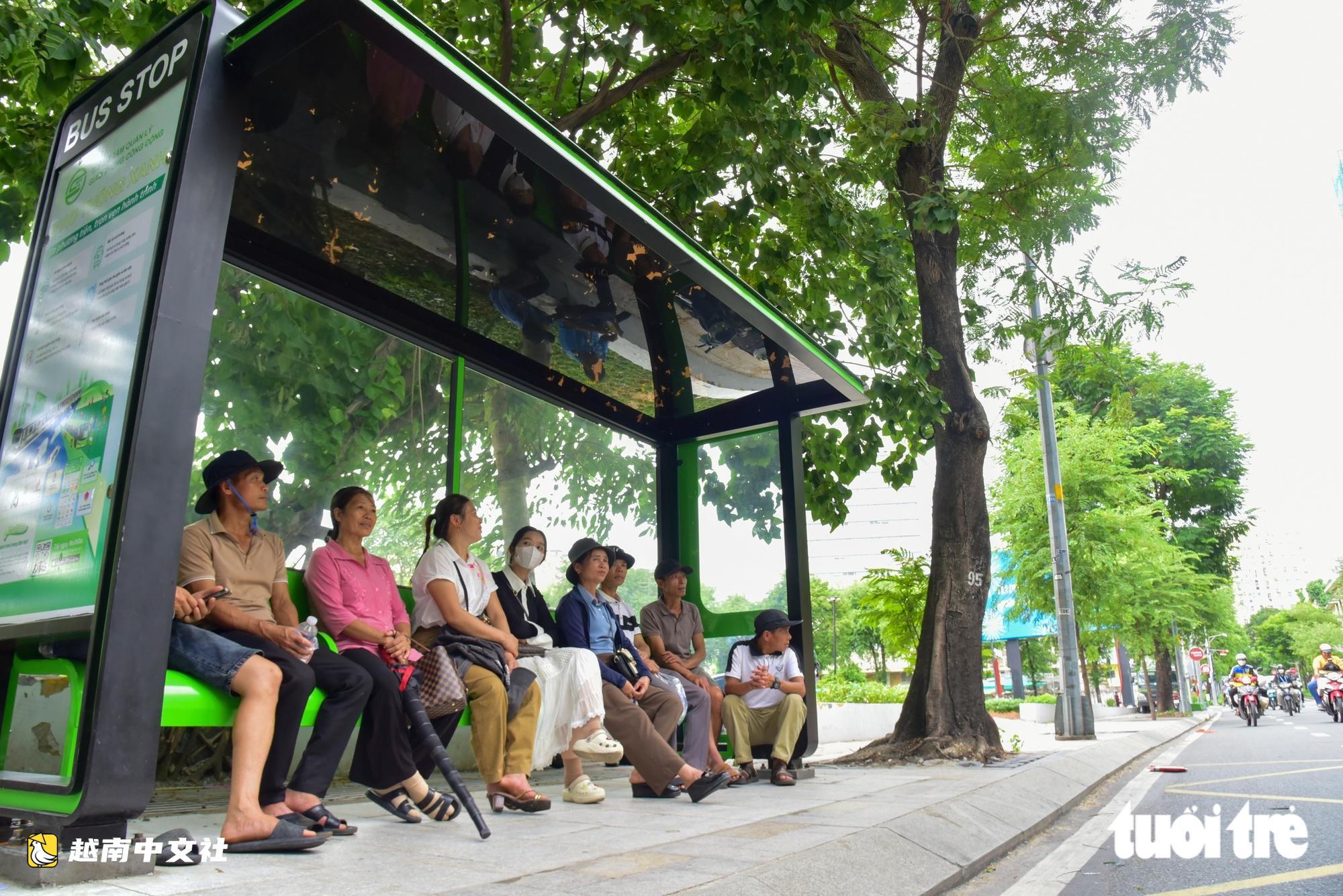 越南胡志明市公交站臺裝綠化攝像頭 更涼爽安全