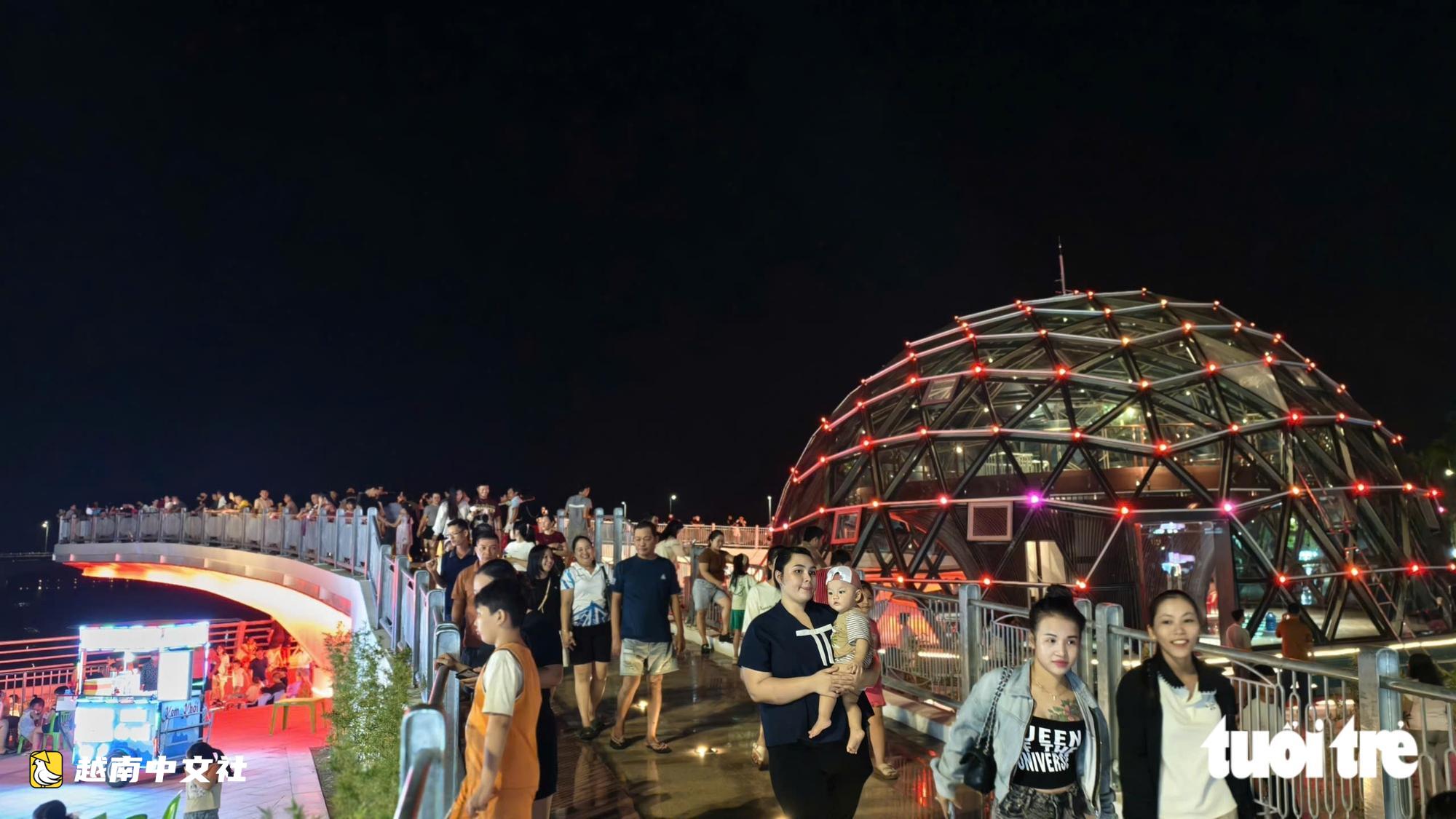 越南茶曲河南岸220餘塊玻璃點亮夜空
